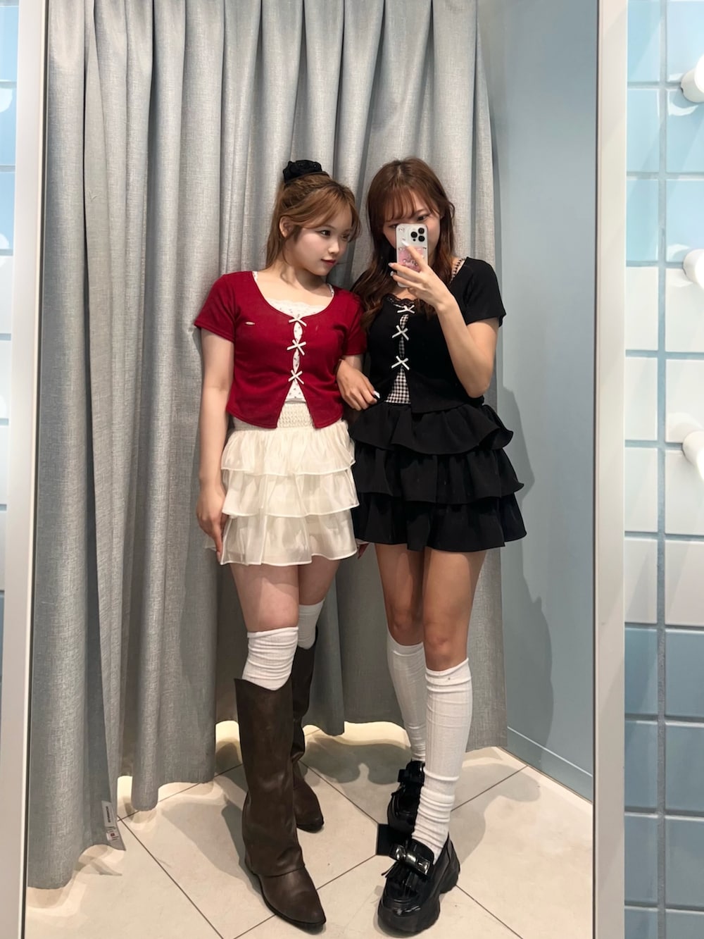 「チェック、リボン、韓国ファッション、休日スタイル、シアートップス、ミニスカート、モノトーン、プチプラ、オリーブ デ オリーブ(OLIVE des OLIVE)、双子コーデ、ディズニーコーデ、骨格ストレート、低身長、お出かけコーデ、デートコーデ」｜「OLIVE des OLIVEの映えリボンTee（Tシャツ/カットソー、ブラック系）」を使った、Mitsukiさん（骨格ストレート・レディース・153cm）の春コーディネートの3枚目の写真