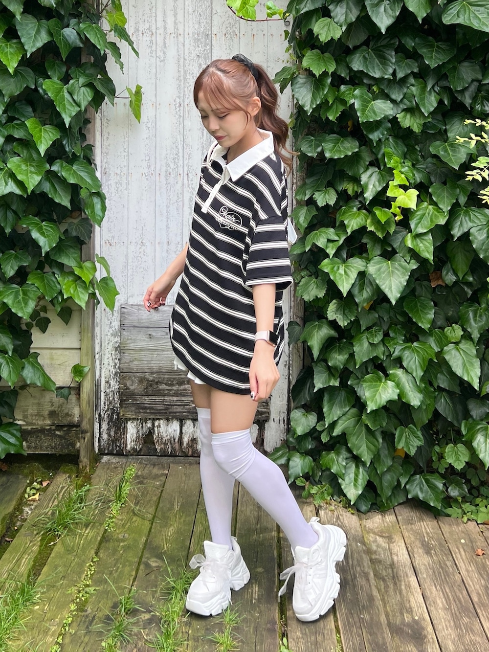 「柄シャツ、モノトーン、スポーツミックス、お出かけコーデ、低身長コーデ、シャツスタイル、オリーブ デ オリーブ(OLIVE des OLIVE)、韓国ファッション、骨格ストレート、プチプラ、ショルダーバッグ、雨の日コーデ、ボーダー、ミニスカート、黒Tシャツ」｜「OLIVE des OLIVEのマルチボーダーラガーシャツ（ポロシャツ、ブラック系）」を使った、Mitsukiさん（骨格ストレート・レディース・153cm）の春コーディネートの3枚目の写真