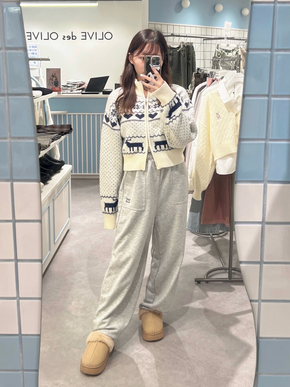 「スウェットパンツ、カウチン、秋コーデ、カーディガン、お出かけコーデ、ニット、プチプラ、韓国ファッション、低身長、骨格ストレート、ブルー、ゆるコーデ、体型カバー」｜「OLIVE des OLIVEのオリーブのカウチン（カーディガン/ボレロ、ホワイト系）」を使った、Mitsukiさん（レディース・153cm）の秋コーディネートの3枚目の写真