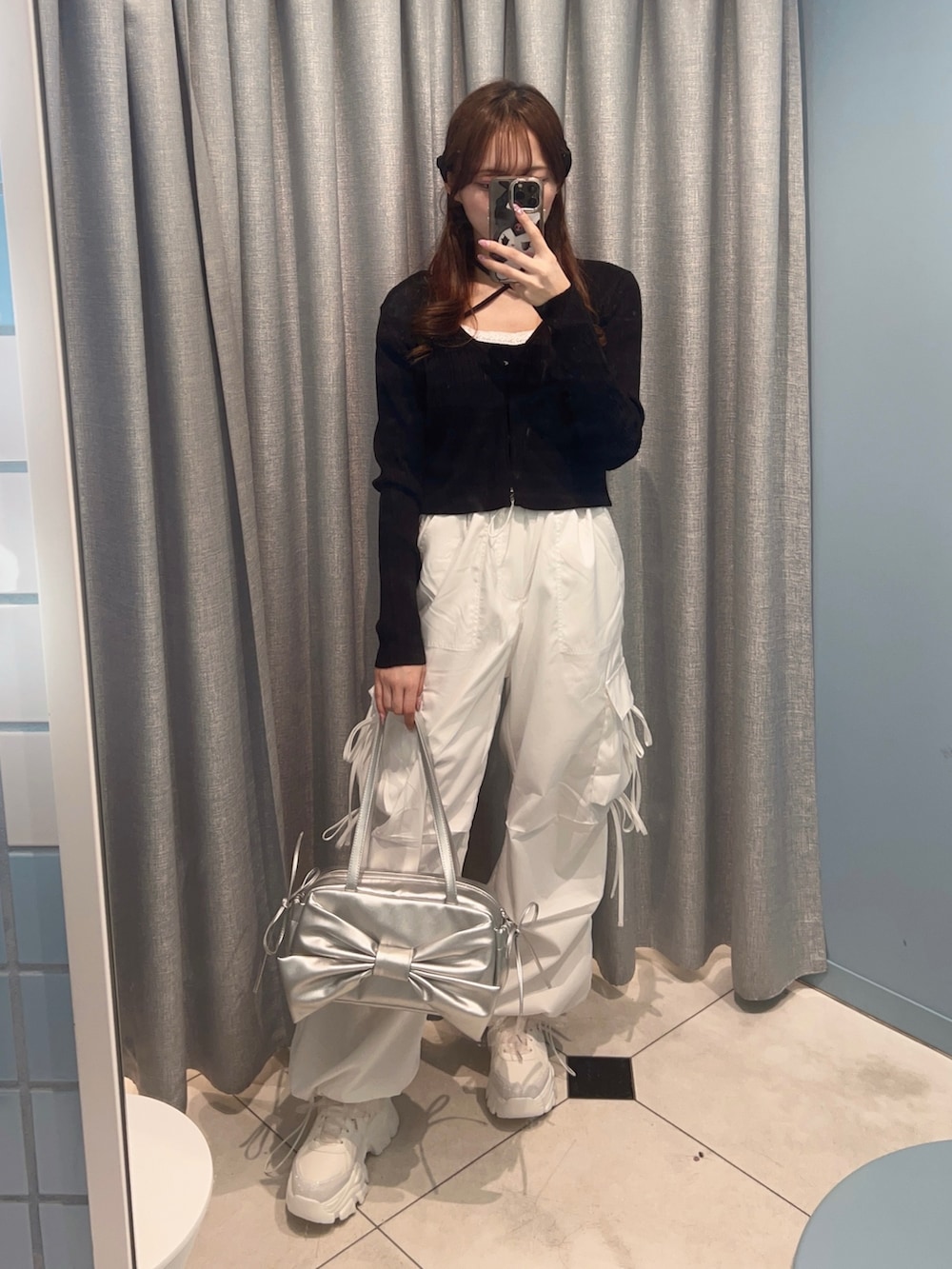「プチプラ、春色、今日のコーデ、女神降臨メイク、パンツコーデ、カーゴパンツ、カーディガン、春コーデ、低身長、カジュアルガーリー、モノトーン、オリーブ デ オリーブ(OLIVE des OLIVE)、骨格ストレート、白、韓国ファッション」|「OLIVE des OLIVEの春色アンサンブル(アンサンブル、ブラック系)」を使った、Mitsukiさん(レディース・153cm)の冬コーディネートの3枚目の写真