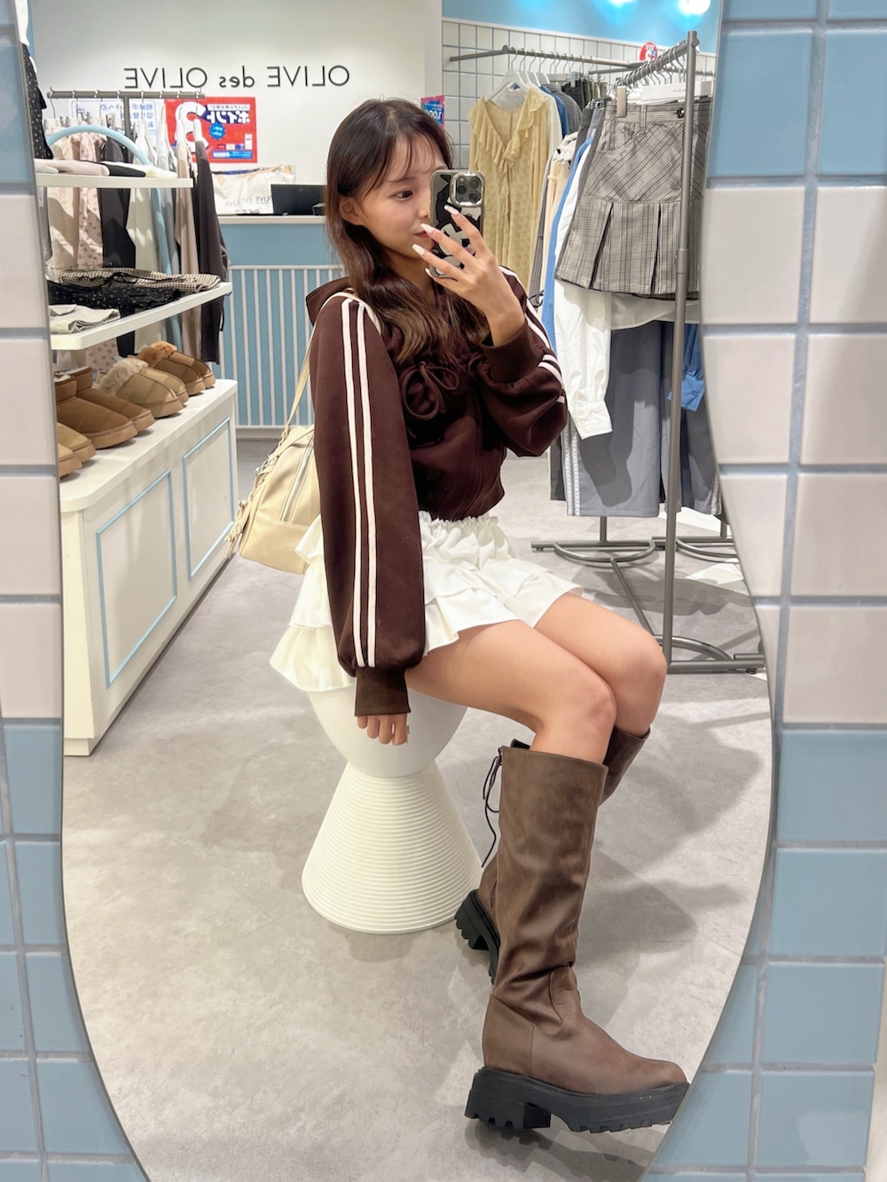 「秋っぽコーデ更新中、パステルカラー、プチプラ、デートコーデ、スウェット、ショルダーバッグ、ブラウン、韓国ファッション、低身長、ロングブーツ、ミニスカート」｜「OLIVE des OLIVEの胸ドロストパーカー（Tシャツ/カットソー、ブラウン系）」を使った、Mitsukiさん（レディース・153cm）の秋コーディネートの4枚目の写真