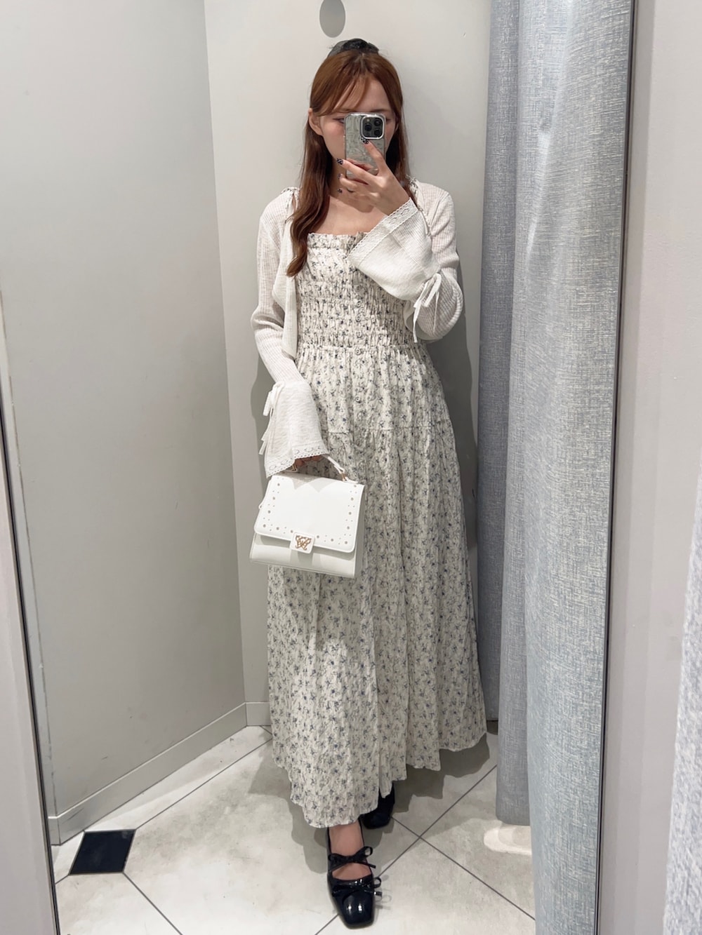 「オリーブ デ オリーブ(OLIVE des OLIVE)、骨格ストレート、低身長、韓国ファッション、プチプラ、ロングワンピース、カーディガン、ショルダーバッグ、シアートップス、お出かけコーデ、低身長コーデ、リボン、ロングスカート、デートコーデ、ワンピース」｜「OLIVE des OLIVEの前あきシャーリングキャミワンピ（ワンピース、ホワイト系）」を使った、Mitsukiさん（骨格ストレート・レディース・153cm）の春コーディネートの3枚目の写真