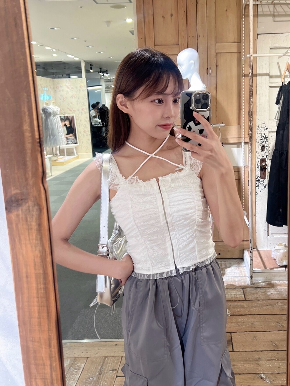 ホワイト系のアンサンブル、ホワイト系のキャミソール、グレー系のカーゴパンツを着用したレディースの夏コーディネートの4枚目の写真