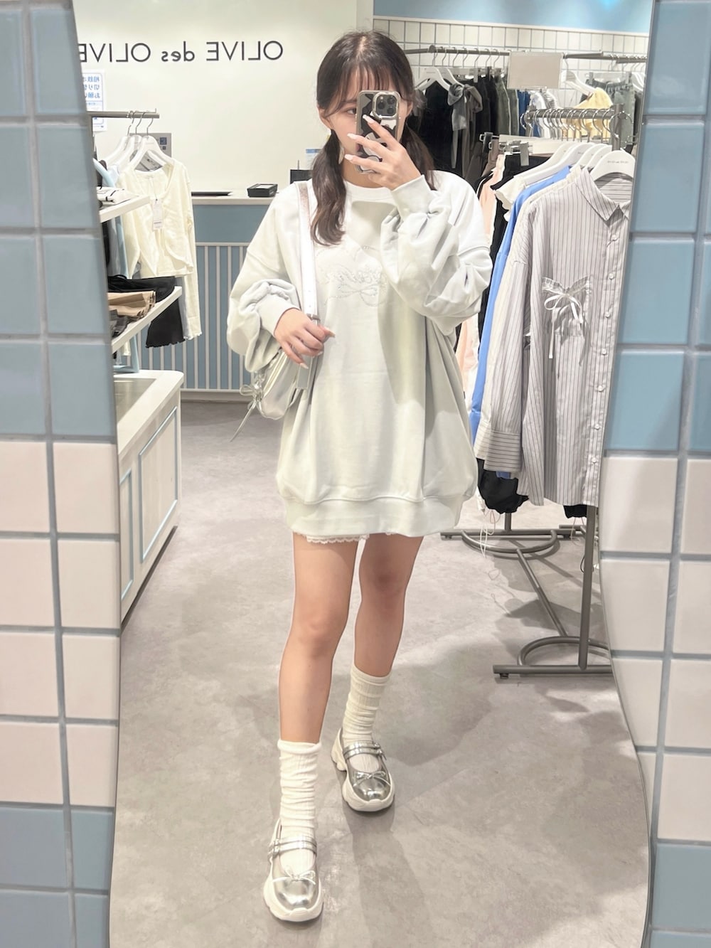 「淡色コーデ、アウトドアスタイル、秋服準備はじめました、デートコーデ、韓国ファッション、プチプラ、バレエシューズ、低身長、低身長コーデ、スウェット」｜「OLIVE des OLIVEのきらきらビジュースウェット（Tシャツ/カットソー、ブルー系）」を使った、Mitsukiさん（レディース・153cm）の秋コーディネートの3枚目の写真