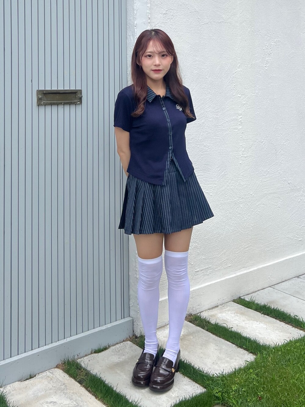 ブルー系のTシャツ/カットソー、ブルー系のスカート、ブラウン系のローファーを着用したレディースの夏コーディネートの3枚目の写真