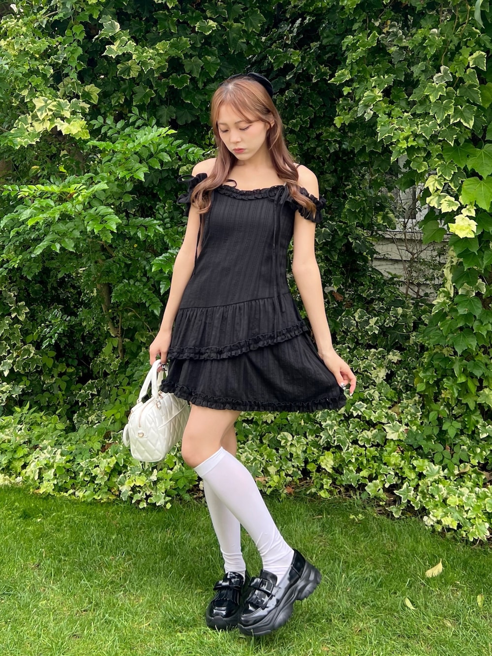 「リボン、プチプラ、雨の日コーデ、デートコーデ、ワンピース、ミニスカート、夏コーデ、韓国ファッション、ワンピーススタイル、大人かわいい、オリーブ デ オリーブ(OLIVE des OLIVE)、低身長、ミニワンピ、ブラック、ガーリー」｜「OLIVE des OLIVEのフリルキャミチュニック（キャミソール、ブラック系）」を使った、Mitsukiさん（骨格ストレート・レディース・153cm）の夏コーディネートの3枚目の写真