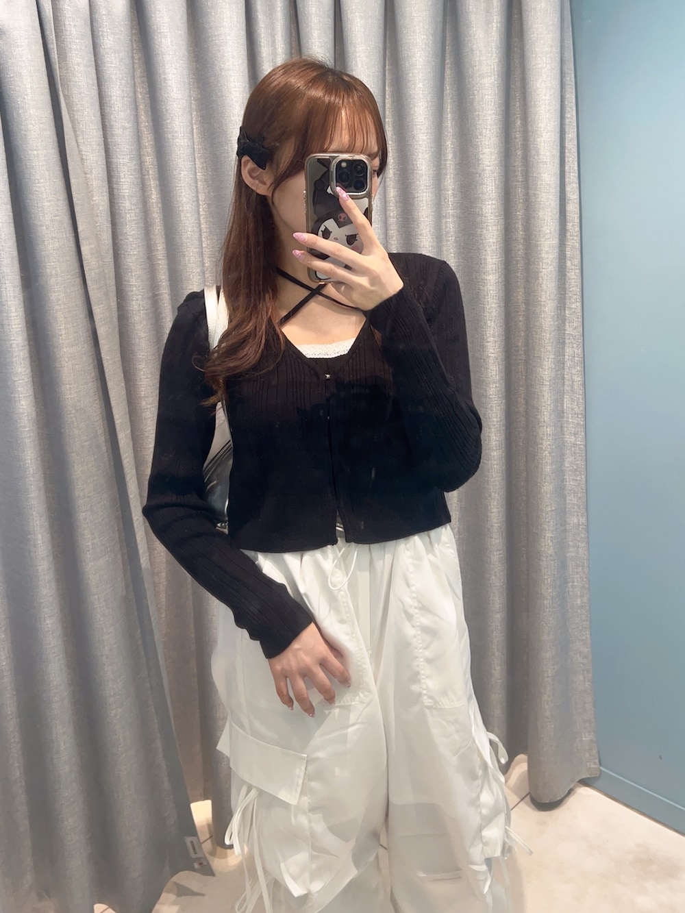 「プチプラ、春色、今日のコーデ、女神降臨メイク、パンツコーデ、カーゴパンツ、カーディガン、春コーデ、低身長、カジュアルガーリー、モノトーン、オリーブ デ オリーブ(OLIVE des OLIVE)、骨格ストレート、白、韓国ファッション」|「OLIVE des OLIVEの春色アンサンブル(アンサンブル、ブラック系)」を使った、Mitsukiさん(レディース・153cm)の冬コーディネートの2枚目の写真
