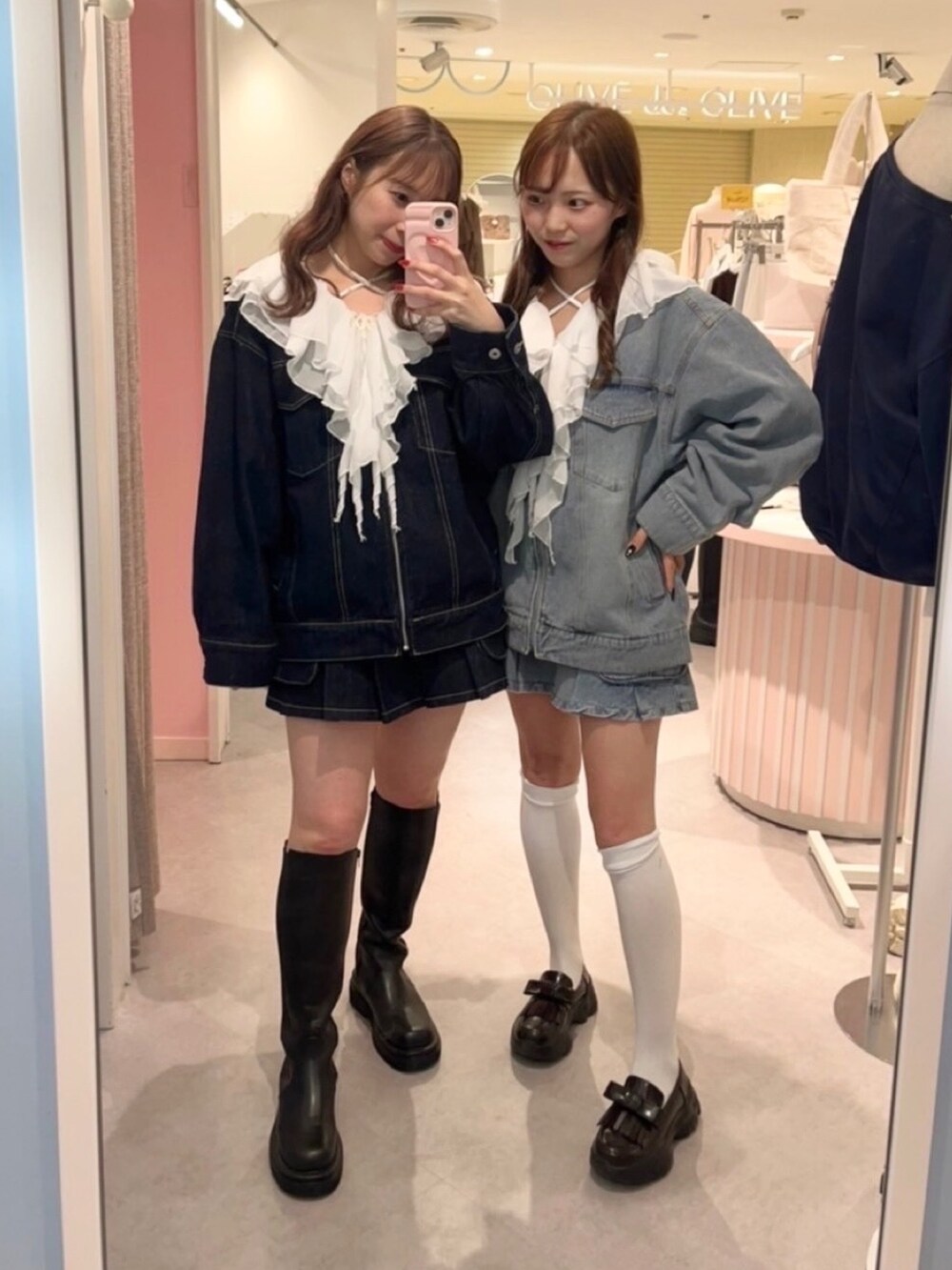 ブルー系のデニムジャケット、ブルー系のデニムジャケット、ブルー系のスカートを着用したレディースの冬コーディネートの2枚目の写真