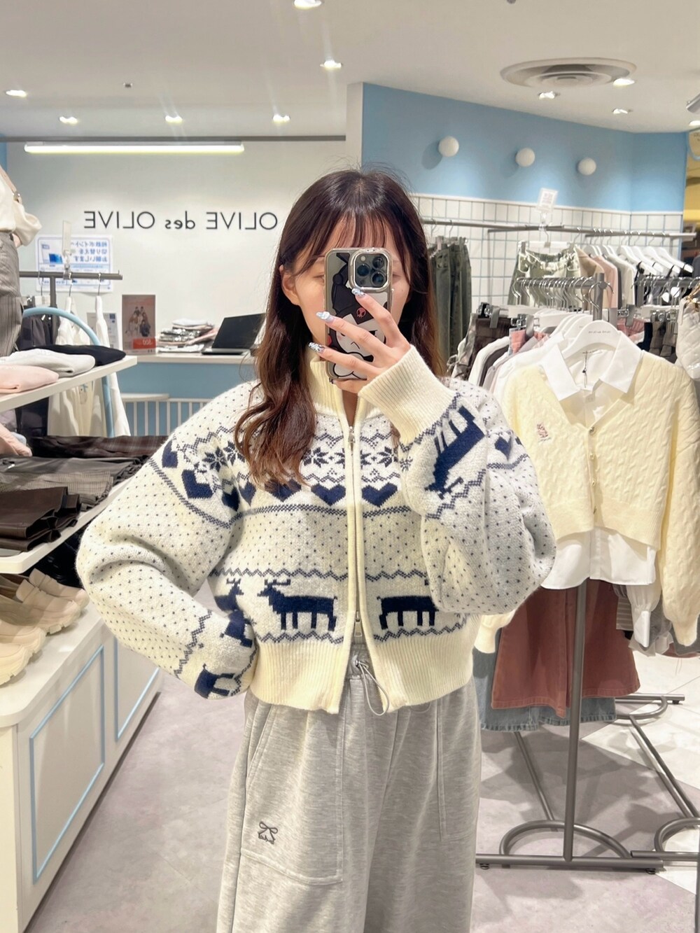 「スウェットパンツ、カウチン、秋コーデ、カーディガン、お出かけコーデ、ニット、プチプラ、韓国ファッション、低身長、骨格ストレート、ブルー、ゆるコーデ、体型カバー」｜「OLIVE des OLIVEのオリーブのカウチン（カーディガン/ボレロ、ホワイト系）」を使った、Mitsukiさん（レディース・153cm）の秋コーディネートの2枚目の写真