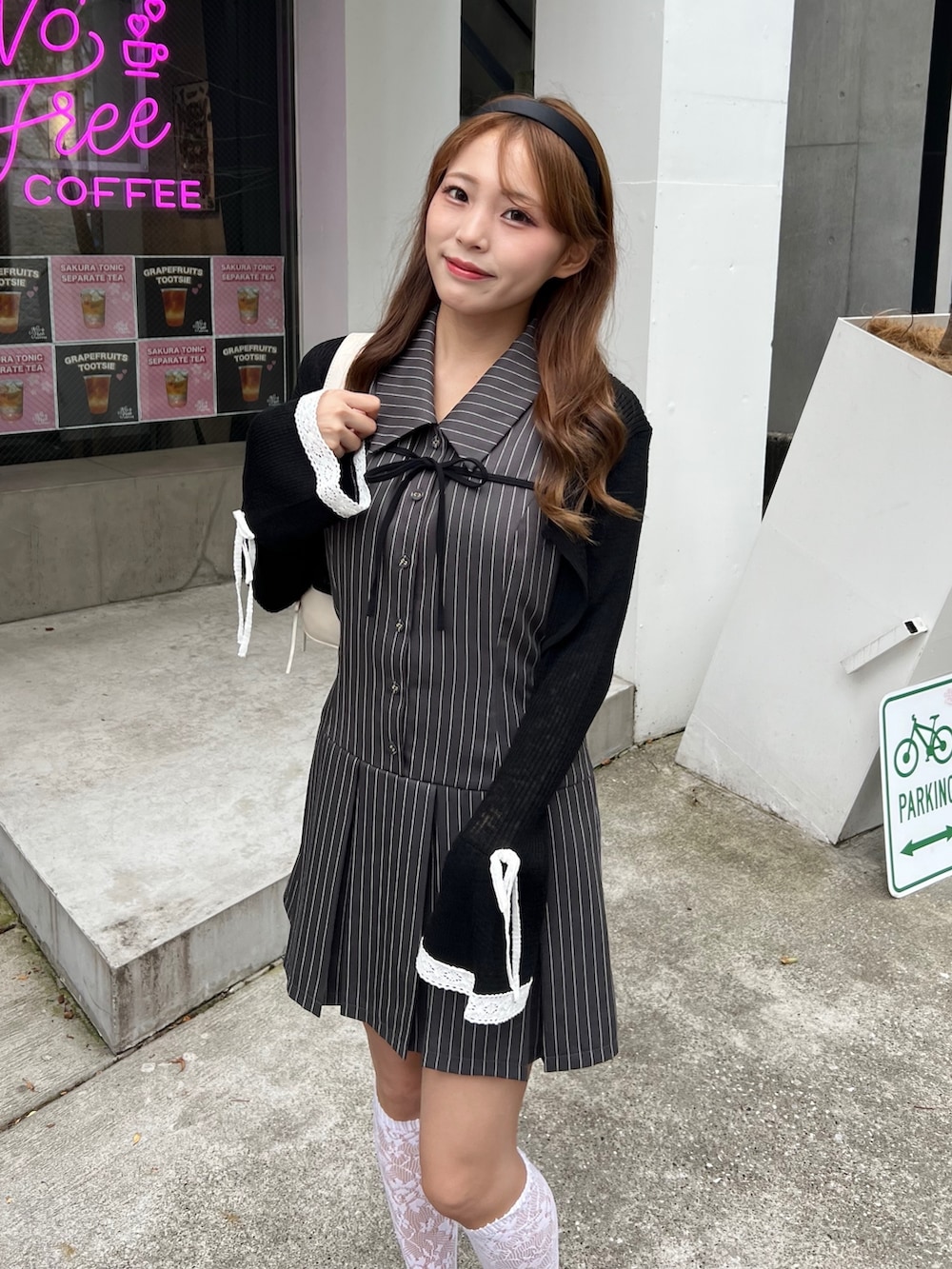 「モノトーン、オリーブ デ オリーブ(OLIVE des OLIVE)、骨格ストレート、低身長、プチプラ、韓国ファッション、きれいめカジュアル、休日スタイル、ミニスカート、お出かけコーデ、低身長コーデ、リボン、ワンピース、ストライプシャツ、夏ファッション」｜「OLIVE des OLIVEのノースリーブシャツミニワンピース（ワンピース、グレー系）」を使った、Mitsukiさん（骨格ストレート・レディース・153cm）の春コーディネートの2枚目の写真