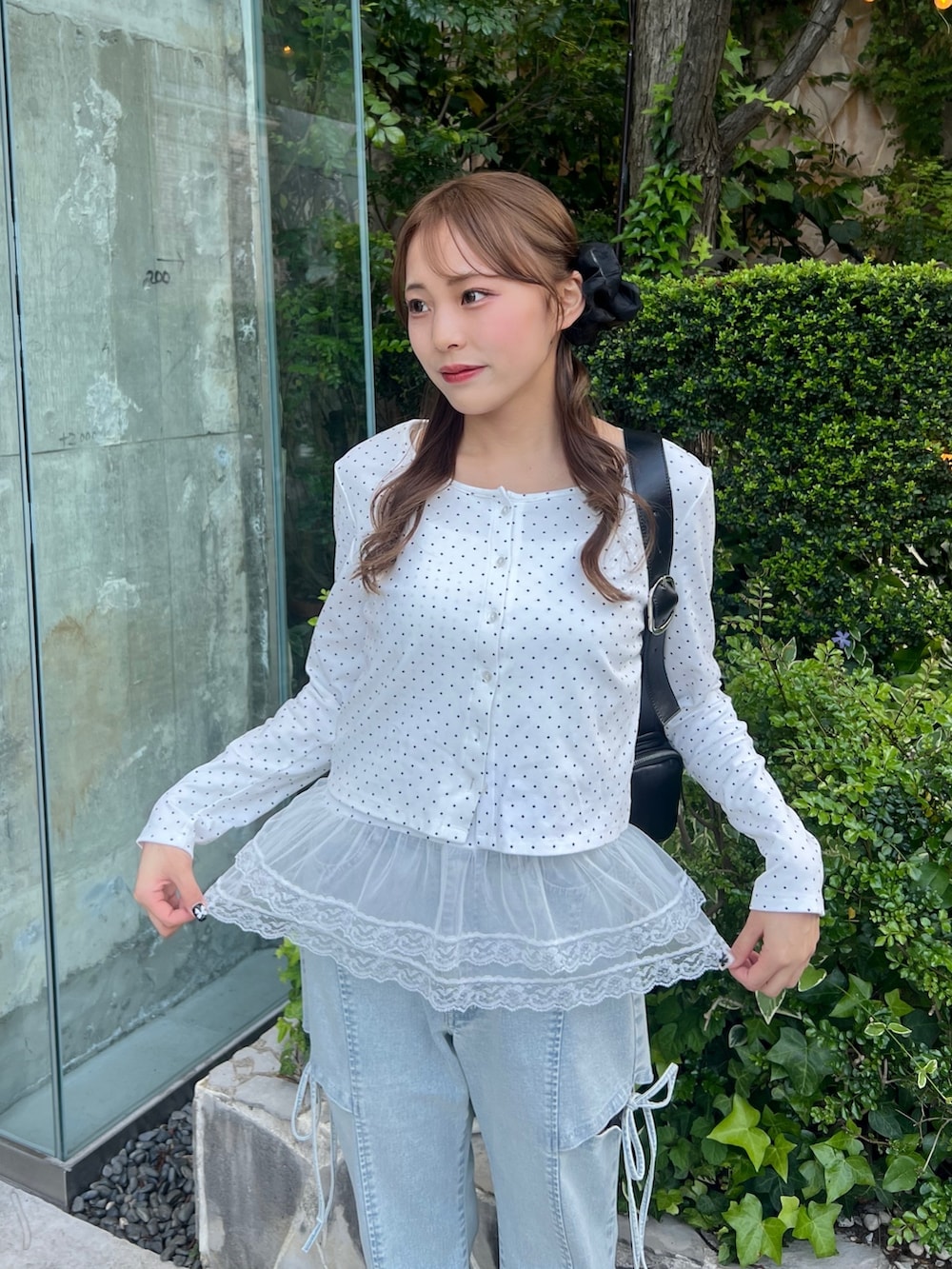「レイヤードスタイル、ワイドパンツ、サンダル、韓国ファッション、春夏コーデ、ドット、オリーブ デ オリーブ(OLIVE des OLIVE)、骨格ストレート、低身長、プチプラ、デニム、デニムパンツ、きれいめカジュアル、休日スタイル、低身長コーデ」｜「OLIVE des OLIVEのレースキャミ×カーデ　アンサンブル（カーディガン/ボレロ、ホワイト系）」を使った、Mitsukiさん（骨格ストレート・レディース・153cm）の春コーディネートの2枚目の写真