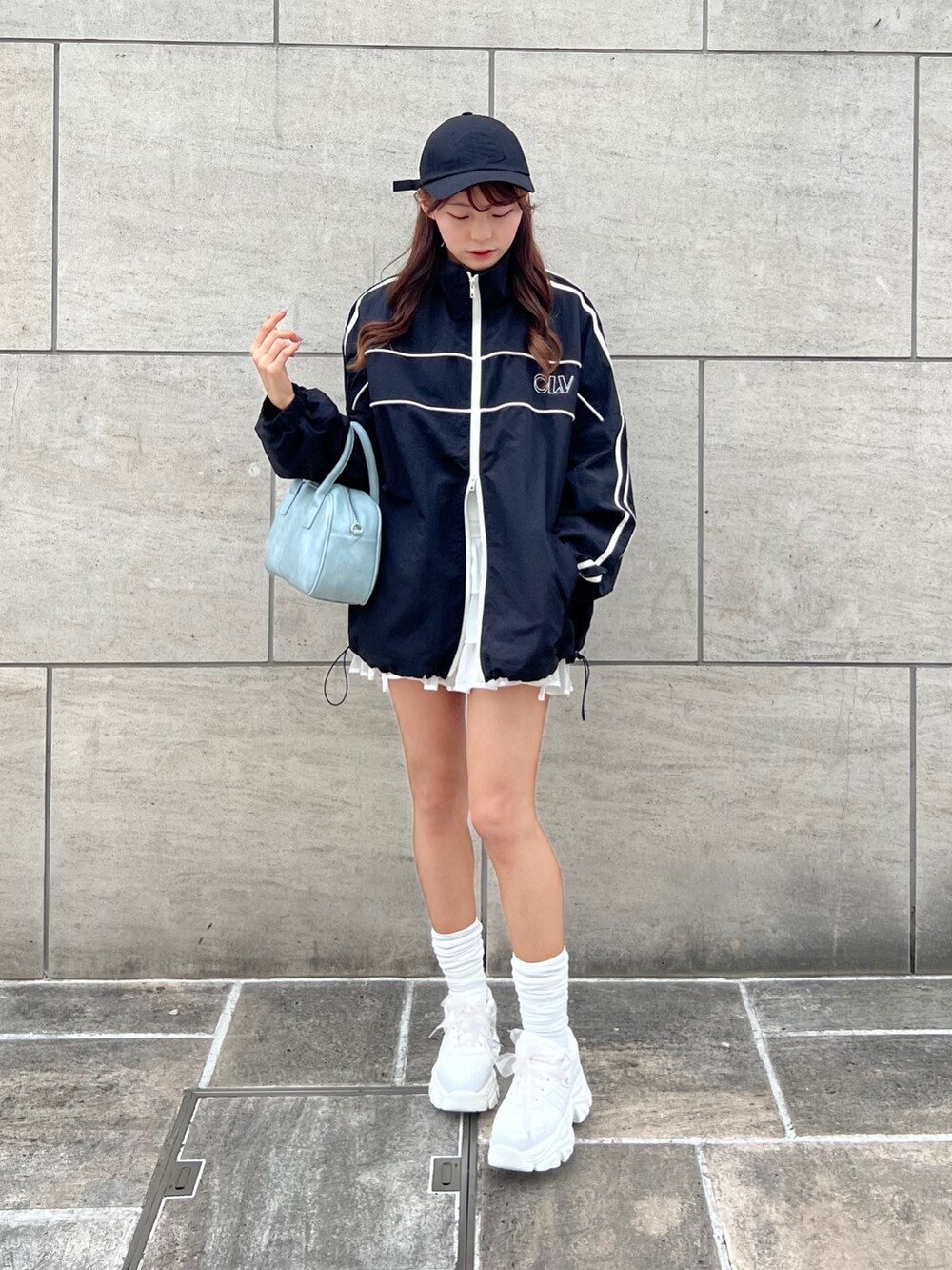 「プチプラ、トラックジャケット、今日のコーデ、シャツスタイル、春、春服、オリーブ デ オリーブ(OLIVE des OLIVE)、骨格ストレート、低身長、アウター、マンパ、モノトーンコーデ、お洒落さんとつながりたい、スニーカーコーデ、韓国ファッション」|「OLIVE des OLIVEの配色トラックジャケット(ブルゾン、ブラック系)」を使った、Mitsukiさん(骨格ストレート・レディース・153cm)の春コーディネートの5枚目の写真