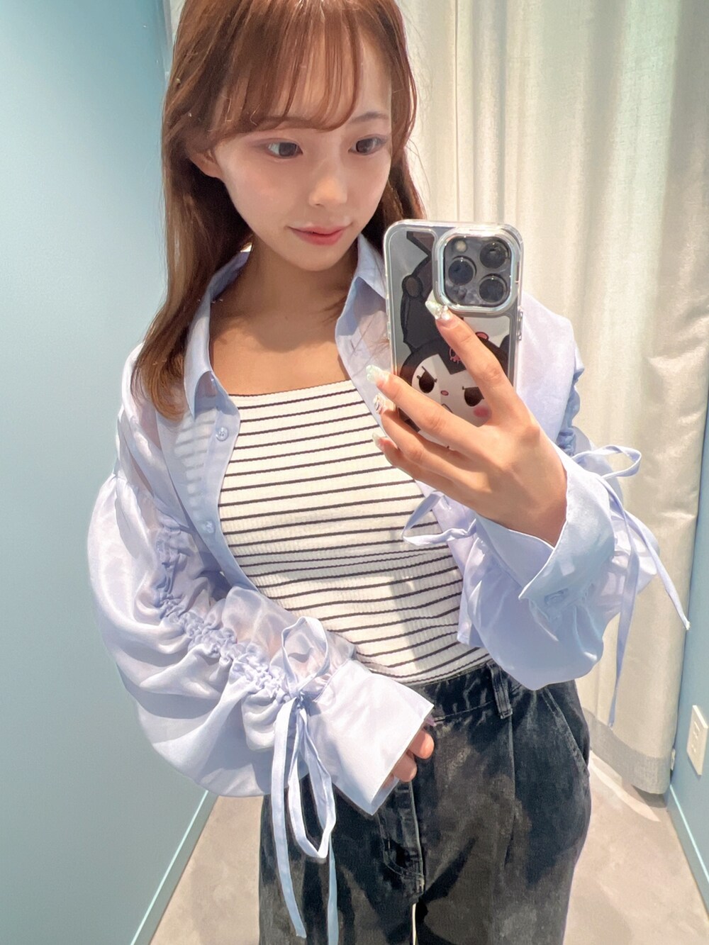 ブラック系のキャミソール、ブルー系のシャツ/ブラウス、ブラック系のデニムパンツを着用したレディースの夏コーディネートの3枚目の写真