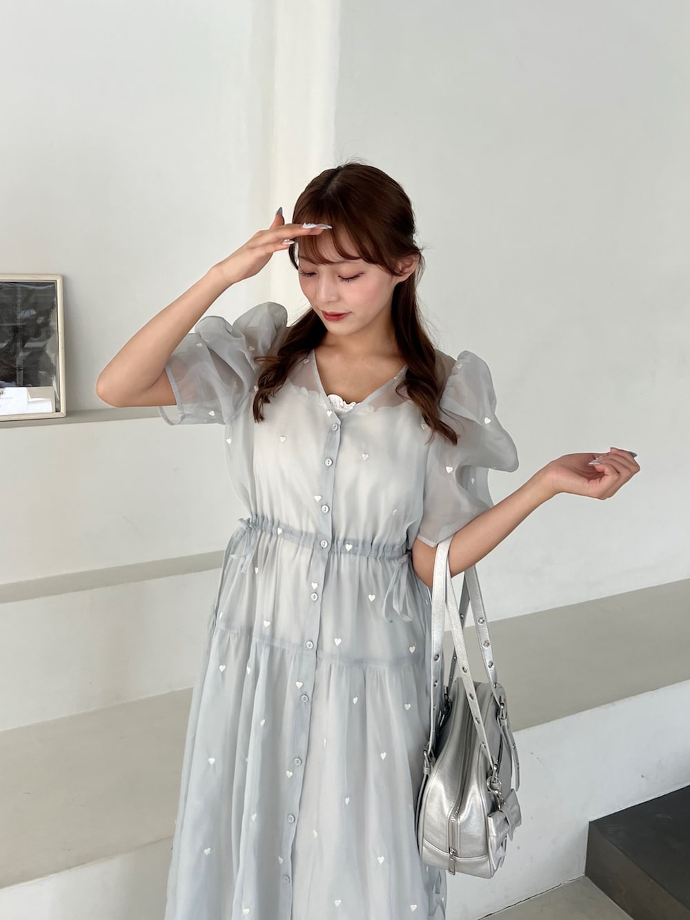 「レイヤードスタイル、韓国ファッション、最近のいい感じコーデ、大人カジュアル、春夏コーデ、淡色コーデ、シンプルコーデ、ワンピース、低身長、オリーブ デ オリーブ(OLIVE des OLIVE)、骨格ストレート、プチプラ、ミニスカート、サンダル、お出かけコーデ」｜「OLIVE des OLIVEのハート刺繍ワンピース（ワンピース、ブルー系）」を使った、Mitsukiさん（骨格ストレート・レディース・153cm）の春コーディネートの2枚目の写真