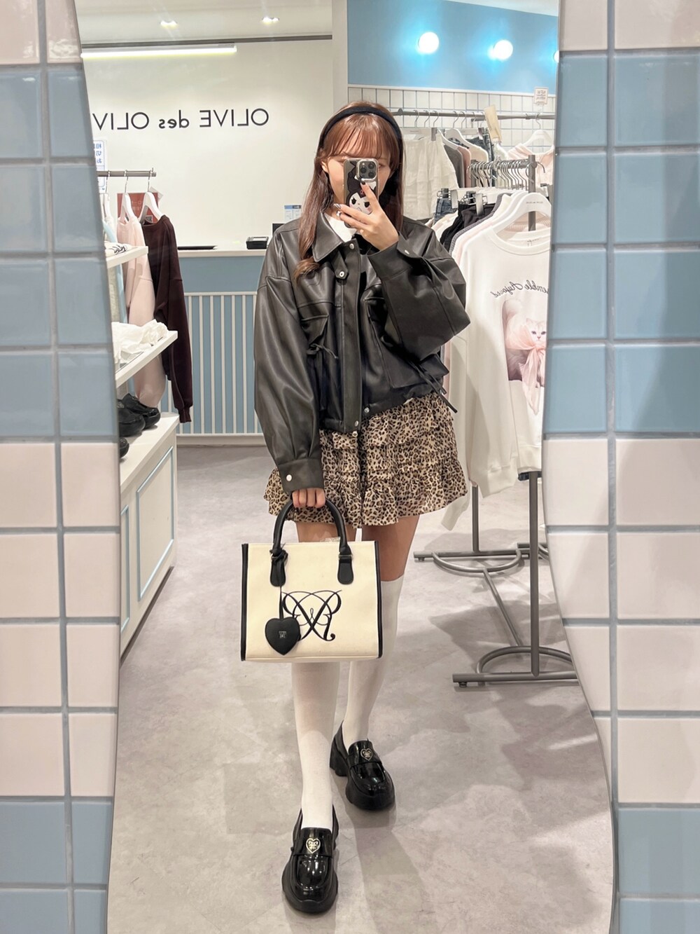 「レザージャケット、春アウター、春コーデ、春服、春服コーデ、春服デビュー宣言、韓国ファッション、韓国コーデ、低身長、低身長コーデ、プチプラ、プチプラコーデ、骨格ストレート」｜「OLIVE des OLIVEのリボンポケットエコレザーショート丈ブルゾン（ブルゾン、ブラック系）」を使った、Mitsukiさん（レディース・153cm）の冬コーディネートの2枚目の写真