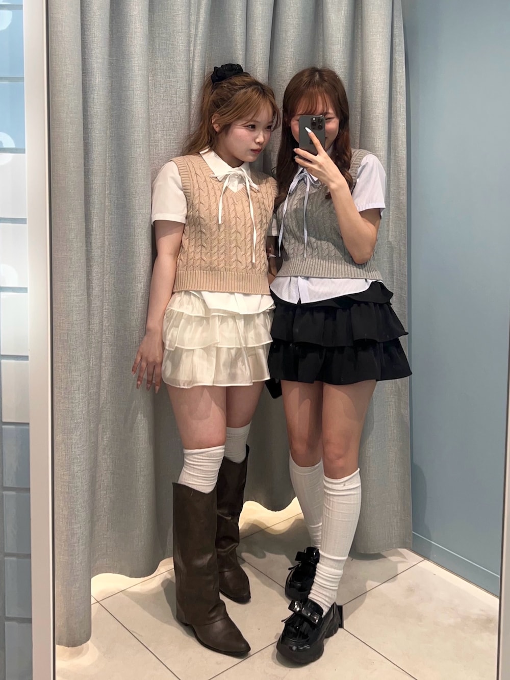 「リボン、お出かけコーデ、ミニスカート、アウトドアスタイル、プチプラ、韓国ファッション、低身長、オリーブ デ オリーブ(OLIVE des OLIVE)、骨格ストレート、春夏コーデ、レイヤードスタイル、春、ブルー、シャツスタイル、ベスト」｜「OLIVE des OLIVEのケーブルベストセット（アンサンブル、グレー系）」を使った、Mitsukiさん（骨格ストレート・レディース・153cm）の春コーディネートの3枚目の写真
