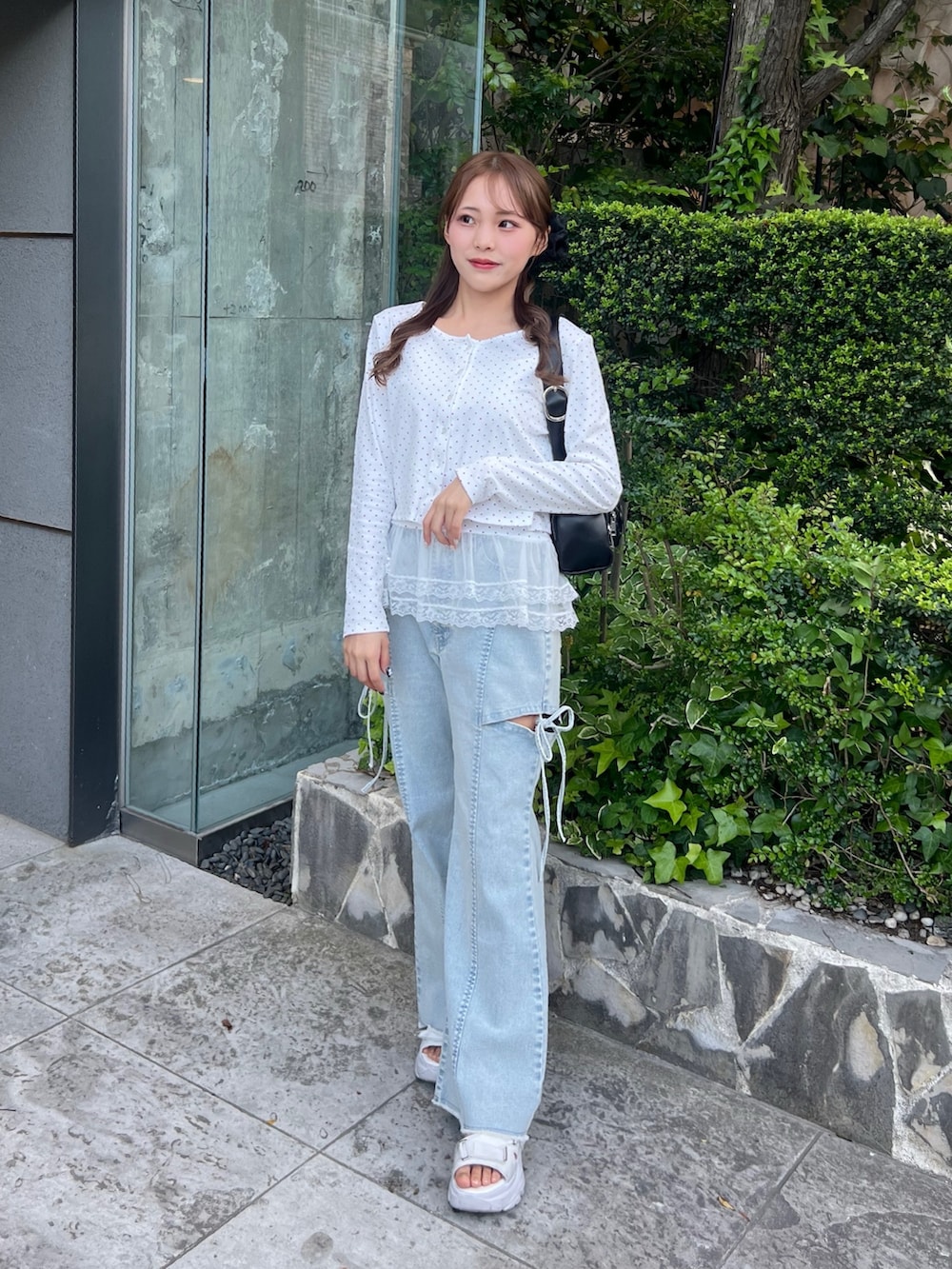 「レイヤードスタイル、ワイドパンツ、サンダル、韓国ファッション、春夏コーデ、ドット、オリーブ デ オリーブ(OLIVE des OLIVE)、骨格ストレート、低身長、プチプラ、デニム、デニムパンツ、きれいめカジュアル、休日スタイル、低身長コーデ」｜「OLIVE des OLIVEのレースキャミ×カーデ　アンサンブル（カーディガン/ボレロ、ホワイト系）」を使った、Mitsukiさん（骨格ストレート・レディース・153cm）の春コーディネートの3枚目の写真