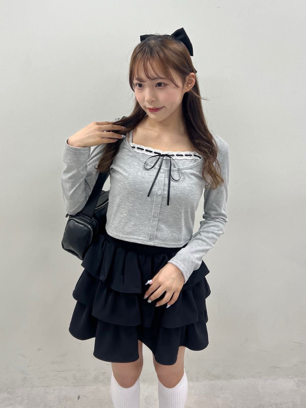 「ロンT、春コーデ、おでかけコーデ、大人かわいい、春、韓国ファッション、プチプラコーデ、グレー、レイヤード、プチプラ、低身長、骨格ストレート、オリーブ デ オリーブ(OLIVE des OLIVE)、モノトーン、カーディガンコーデ」｜「OLIVE des OLIVEのレイヤード風テレコトップス（Tシャツ/カットソー、グレー系）」を使った、Mitsukiさん（骨格ストレート・レディース・153cm）の春コーディネートの3枚目の写真