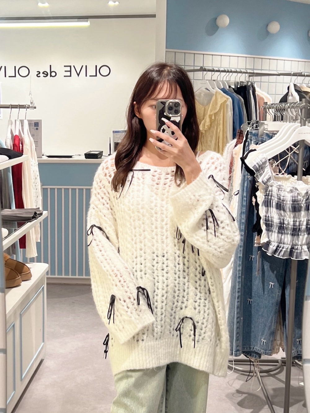 ホワイト系のニット/セーター、イエロー系のその他シューズ、ブルー系のデニムパンツを着用したレディースの秋コーディネートの2枚目の写真