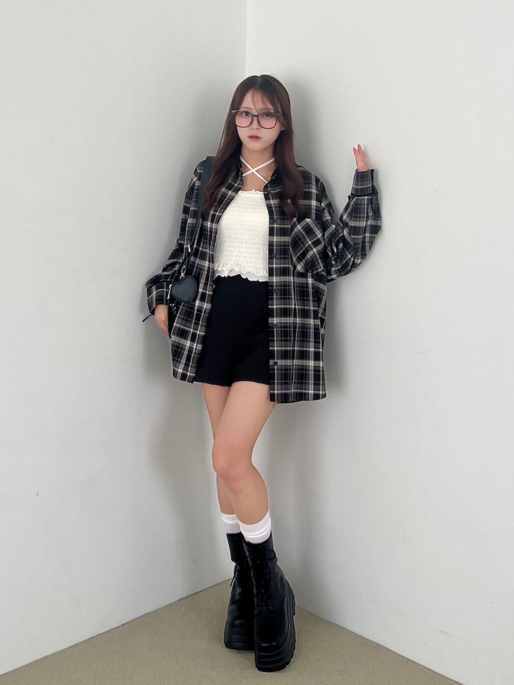 ブラック系のシャツ/ブラウス、ホワイト系のキャミソール、ブラック系のその他パンツを着用したレディースの秋コーディネートの3枚目の写真