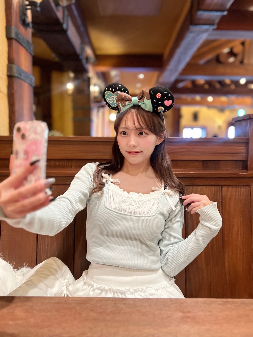 ホワイト系のダウンジャケット/コート、ブルー系のニット/セーター、ホワイト系のスカートを着用したレディースの冬コーディネートの2枚目の写真