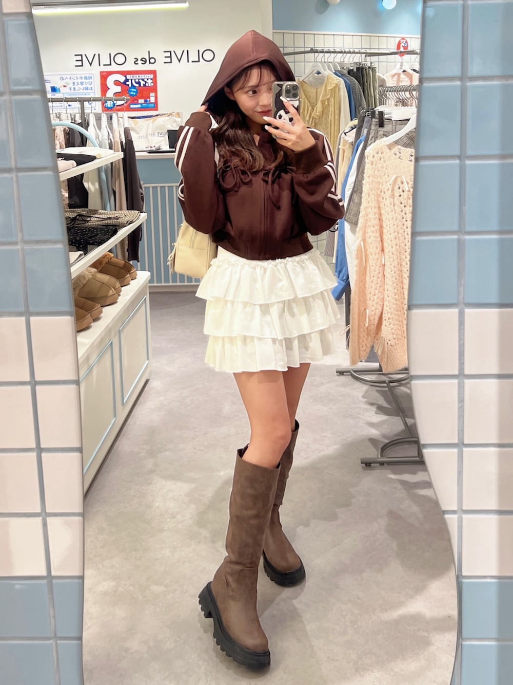 「秋っぽコーデ更新中、パステルカラー、プチプラ、デートコーデ、スウェット、ショルダーバッグ、ブラウン、韓国ファッション、低身長、ロングブーツ、ミニスカート」｜「OLIVE des OLIVEの胸ドロストパーカー（Tシャツ/カットソー、ブラウン系）」を使った、Mitsukiさん（レディース・153cm）の秋コーディネートの3枚目の写真