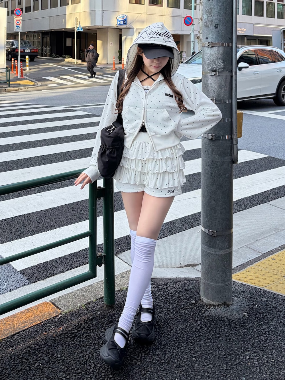 その他のパーカー、その他のその他パンツ、ブラック系のボストンバッグを着用したレディースの春コーディネートの3枚目の写真