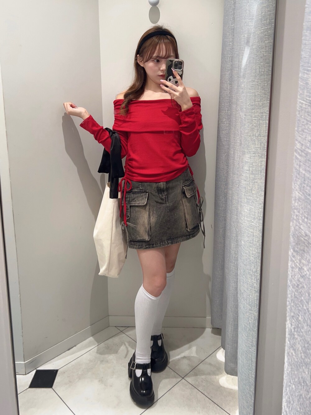 「プチプラ、春色、今日のコーデ、春服コーデ、赤、オフショル、オリーブ デ オリーブ(OLIVE des OLIVE)、骨格ストレート、低身長、春先取り、お出かけコーデ、大人かわいい、カラーコーデ、春服みてみて、着回しコーデ」｜「OLIVE des OLIVEのピコレースオフショルトップス（Tシャツ/カットソー、レッド系）」を使った、Mitsukiさん（骨格ストレート・レディース・153cm）の春コーディネートの3枚目の写真