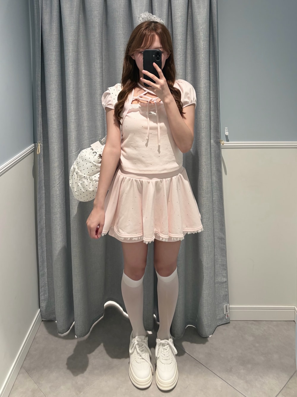ピンク系のキャミソール、ピンク系のパーカー、ピンク系のその他パンツを着用したレディースの夏コーディネートの3枚目の写真