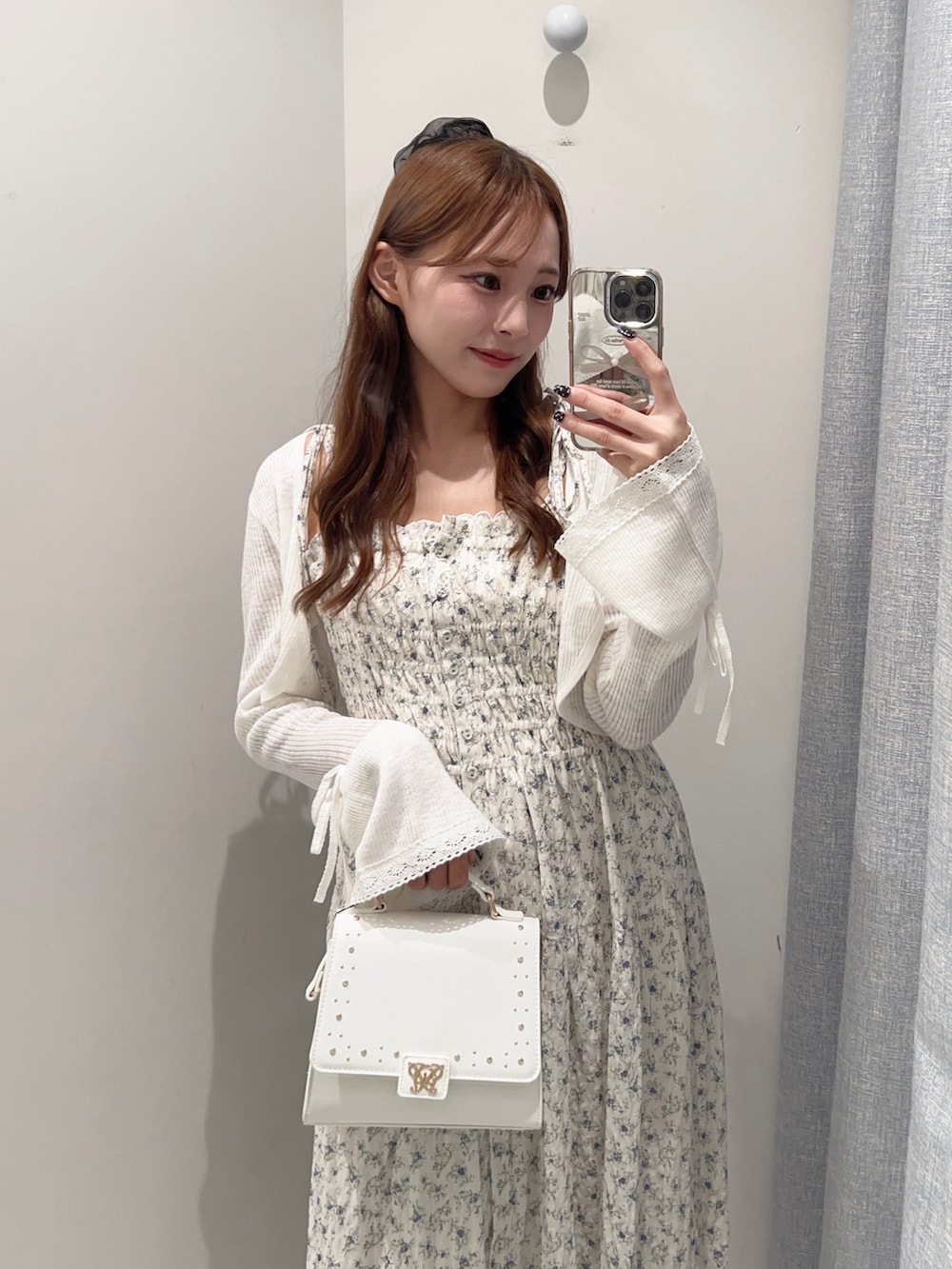 「オリーブ デ オリーブ(OLIVE des OLIVE)、骨格ストレート、低身長、韓国ファッション、プチプラ、ロングワンピース、カーディガン、ショルダーバッグ、シアートップス、お出かけコーデ、低身長コーデ、リボン、ロングスカート、デートコーデ、ワンピース」｜「OLIVE des OLIVEの前あきシャーリングキャミワンピ（ワンピース、ホワイト系）」を使った、Mitsukiさん（骨格ストレート・レディース・153cm）の春コーディネートの2枚目の写真