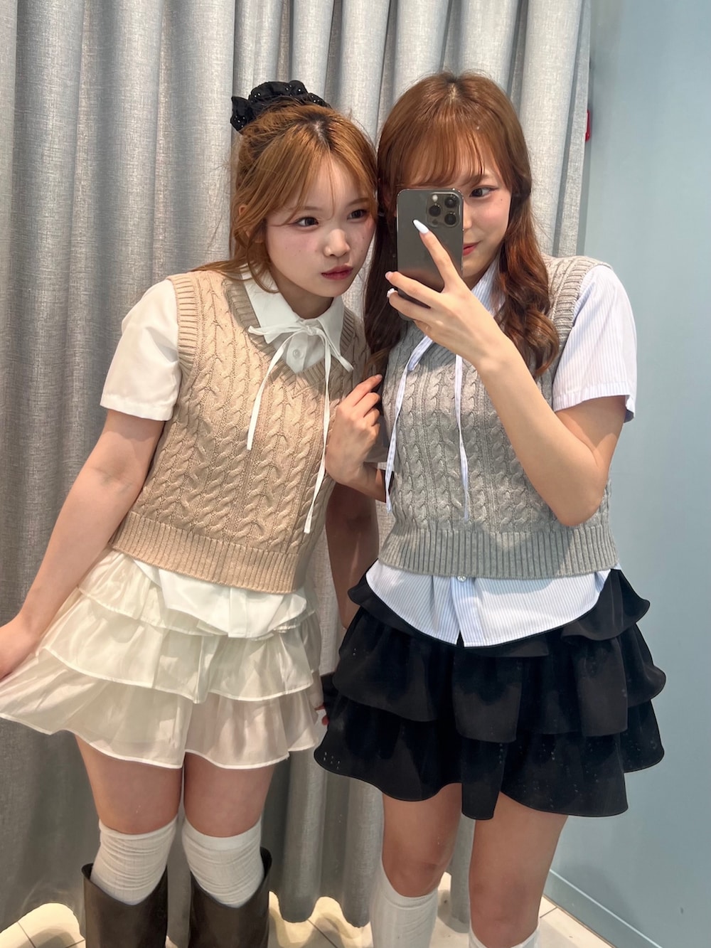 「リボン、お出かけコーデ、ミニスカート、アウトドアスタイル、プチプラ、韓国ファッション、低身長、オリーブ デ オリーブ(OLIVE des OLIVE)、骨格ストレート、春夏コーデ、レイヤードスタイル、春、ブルー、シャツスタイル、ベスト」｜「OLIVE des OLIVEのケーブルベストセット（アンサンブル、グレー系）」を使った、Mitsukiさん（骨格ストレート・レディース・153cm）の春コーディネートの2枚目の写真