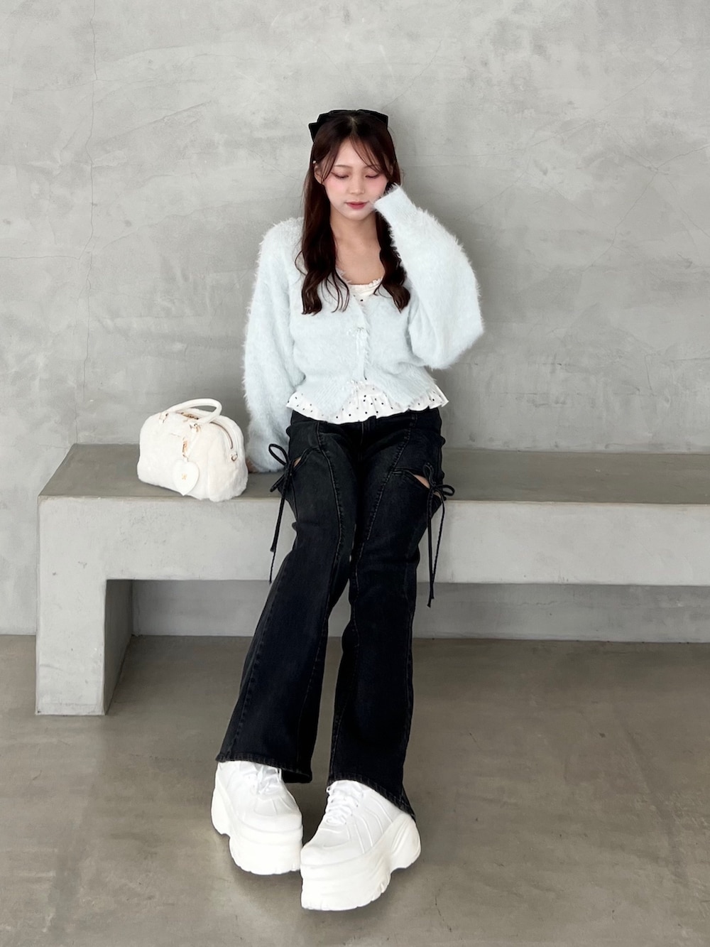 ブルー系のカーディガン/ボレロ、ホワイト系のキャミソール、ホワイト系のショルダーバッグを着用したレディースの秋コーディネートの2枚目の写真