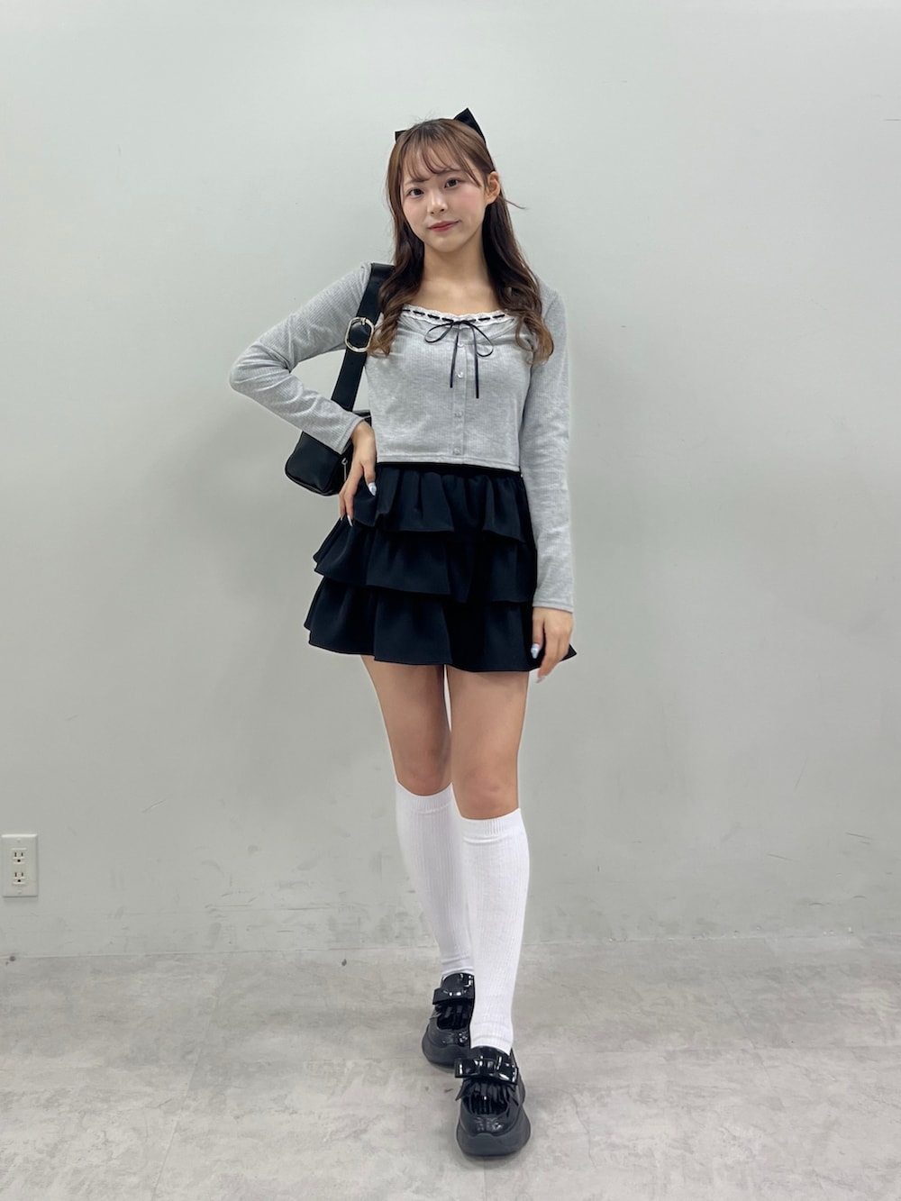 「ロンT、春コーデ、おでかけコーデ、大人かわいい、春、韓国ファッション、プチプラコーデ、グレー、レイヤード、プチプラ、低身長、骨格ストレート、オリーブ デ オリーブ(OLIVE des OLIVE)、モノトーン、カーディガンコーデ」｜「OLIVE des OLIVEのレイヤード風テレコトップス（Tシャツ/カットソー、グレー系）」を使った、Mitsukiさん（骨格ストレート・レディース・153cm）の春コーディネートの2枚目の写真