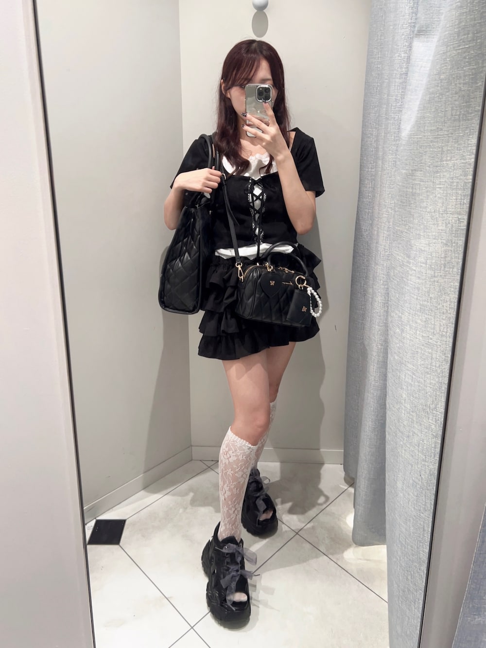 「レイヤードスタイル、黒Tシャツ、モノトーン、トートバッグ、デートコーデ、厚底サンダル、オリーブ デ オリーブ(OLIVE des OLIVE)、骨格ストレート、低身長、韓国ファッション、プチプラ、参戦服、ミニスカート、夏コーデ、ショルダーバッグ」｜「OLIVE des OLIVEのAimerianejoie総柄刺繍入りペンライトケース（ポーチ、ブラック系）」を使った、Mitsukiさん（骨格ストレート・レディース・153cm）の夏コーディネートの2枚目の写真