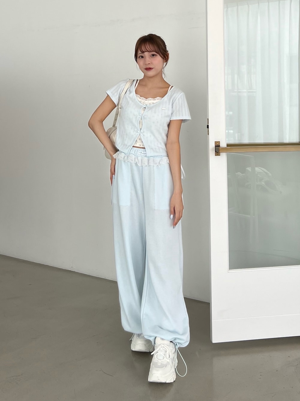 「春色、春めき満開コーデ、スポーツミックス、淡色コーデ、韓国ファッション、オリーブ デ オリーブ(OLIVE des OLIVE)、プチプラ、骨格ストレート、スニーカー、休日スタイル、シアートップス、レイヤードスタイル、着回しコーデ、水色、スウェットパンツ」｜「OLIVE des OLIVEの映えリボンTee（Tシャツ/カットソー、ブルー系）」を使った、Mitsukiさん（骨格ストレート・レディース・153cm）の春コーディネートの3枚目の写真
