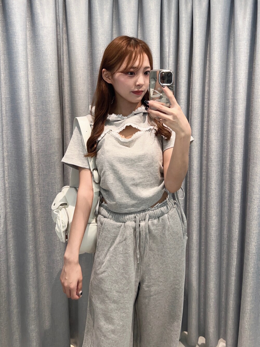 「ショルダーバッグ、オリーブ デ オリーブ(OLIVE des OLIVE)、骨格ストレート、韓国ファッション、プチプラ、雨の日コーデ、やっぱり帽子が好き、お出かけコーデ、低身長コーデ、スポーツミックス、厚底サンダル、セットアップ、パンツスタイル、スウェット、楽チンコーデ」|「OLIVE des OLIVEのピグメントフーディトップス(Tシャツ/カットソー、グレー系)」を使った、Mitsukiさん(骨格ストレート・レディース・153cm)の春コーディネートの2枚目の写真