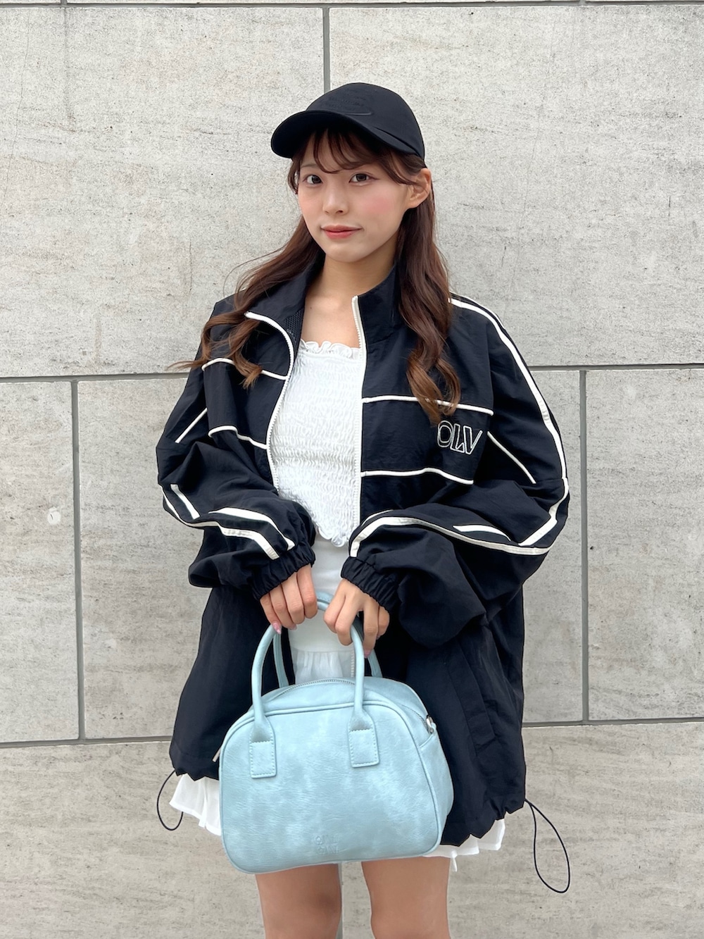 「プチプラ、トラックジャケット、今日のコーデ、シャツスタイル、春、春服、オリーブ デ オリーブ(OLIVE des OLIVE)、骨格ストレート、低身長、アウター、マンパ、モノトーンコーデ、お洒落さんとつながりたい、スニーカーコーデ、韓国ファッション」|「OLIVE des OLIVEの配色トラックジャケット(ブルゾン、ブラック系)」を使った、Mitsukiさん(骨格ストレート・レディース・153cm)の春コーディネートの4枚目の写真