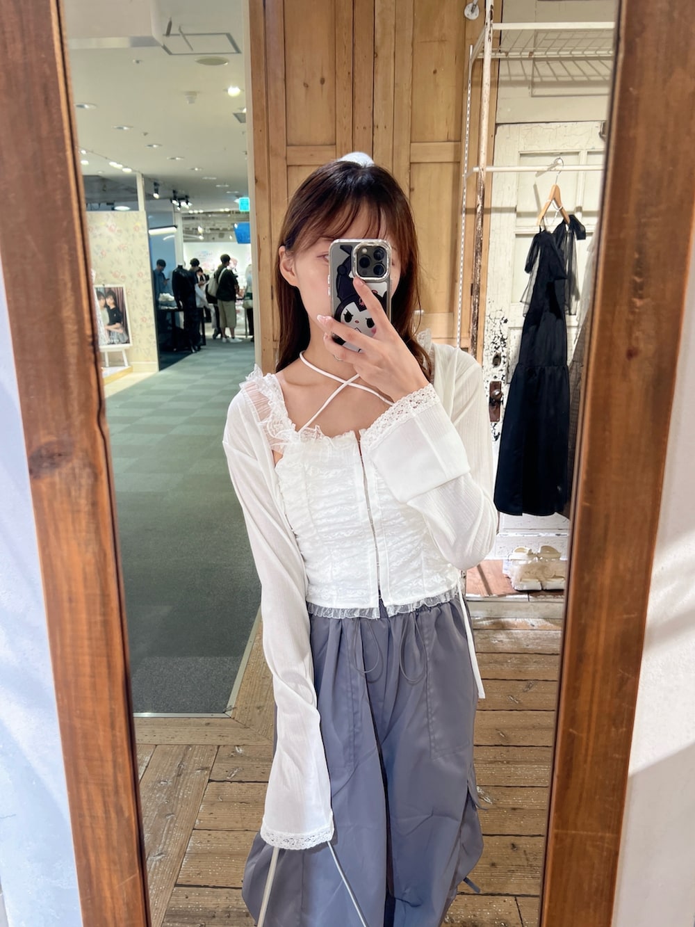 ホワイト系のアンサンブル、ホワイト系のキャミソール、グレー系のカーゴパンツを着用したレディースの夏コーディネートの2枚目の写真