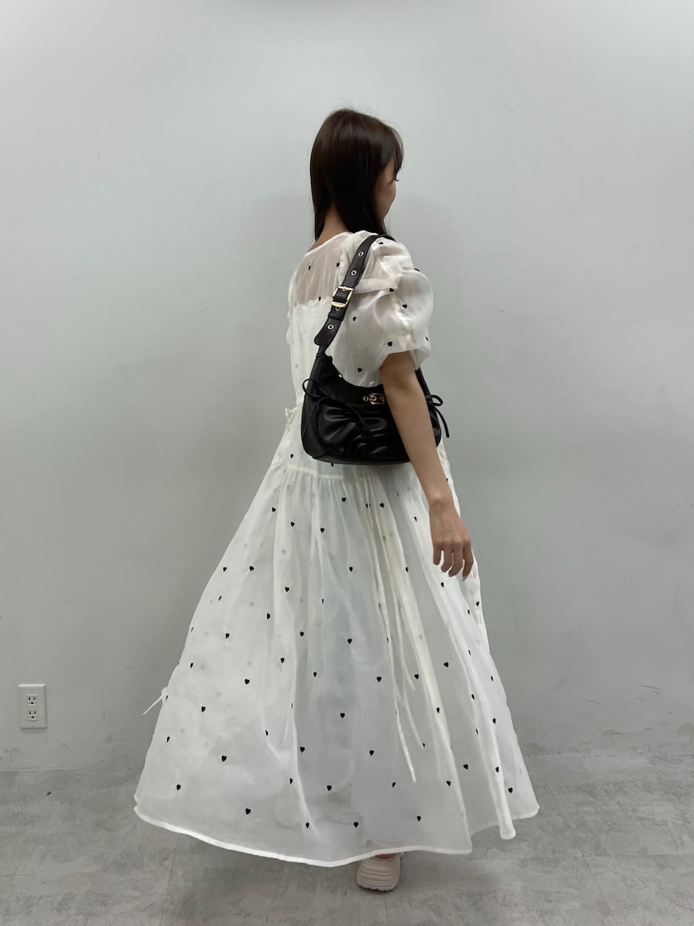 「春めき満開コーデ、春色、デニム、春コーデ、大人カジュアル、淡色コーデ、ワンピース、韓国ファッション、シアートップス、お出かけコーデ、オリーブ デ オリーブ(OLIVE des OLIVE)、低身長、骨格ストレート、プチプラ、トートバッグ」|「OLIVE des OLIVEのハート刺繍ワンピース(ワンピース、ホワイト系)」を使った、Mitsukiさん(骨格ストレート・レディース・153cm)の春コーディネートの3枚目の写真