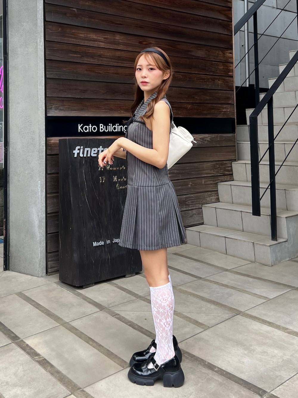 「モノトーン、オリーブ デ オリーブ(OLIVE des OLIVE)、骨格ストレート、低身長、プチプラ、韓国ファッション、きれいめカジュアル、休日スタイル、ミニスカート、お出かけコーデ、低身長コーデ、リボン、ワンピース、ストライプシャツ、夏ファッション」｜「OLIVE des OLIVEのノースリーブシャツミニワンピース（ワンピース、グレー系）」を使った、Mitsukiさん（骨格ストレート・レディース・153cm）の春コーディネートの3枚目の写真
