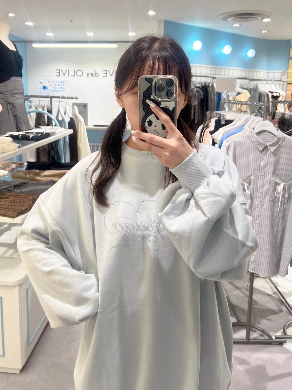 「淡色コーデ、アウトドアスタイル、秋服準備はじめました、デートコーデ、韓国ファッション、プチプラ、バレエシューズ、低身長、低身長コーデ、スウェット」｜「OLIVE des OLIVEのきらきらビジュースウェット（Tシャツ/カットソー、ブルー系）」を使った、Mitsukiさん（レディース・153cm）の秋コーディネートの2枚目の写真