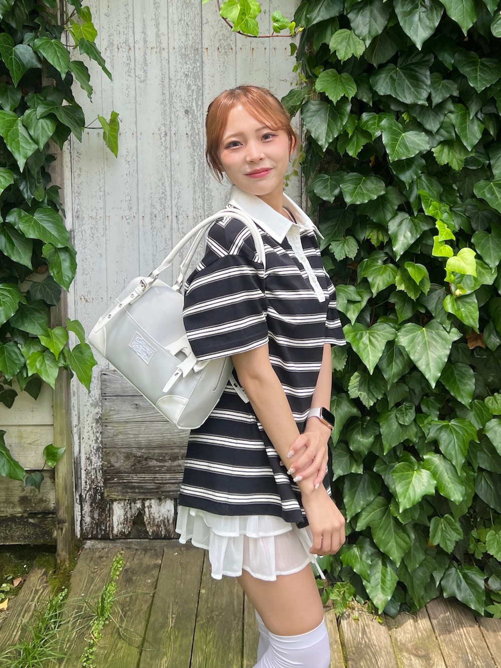 「柄シャツ、モノトーン、スポーツミックス、お出かけコーデ、低身長コーデ、シャツスタイル、オリーブ デ オリーブ(OLIVE des OLIVE)、韓国ファッション、骨格ストレート、プチプラ、ショルダーバッグ、雨の日コーデ、ボーダー、ミニスカート、黒Tシャツ」｜「OLIVE des OLIVEのマルチボーダーラガーシャツ（ポロシャツ、ブラック系）」を使った、Mitsukiさん（骨格ストレート・レディース・153cm）の春コーディネートの2枚目の写真