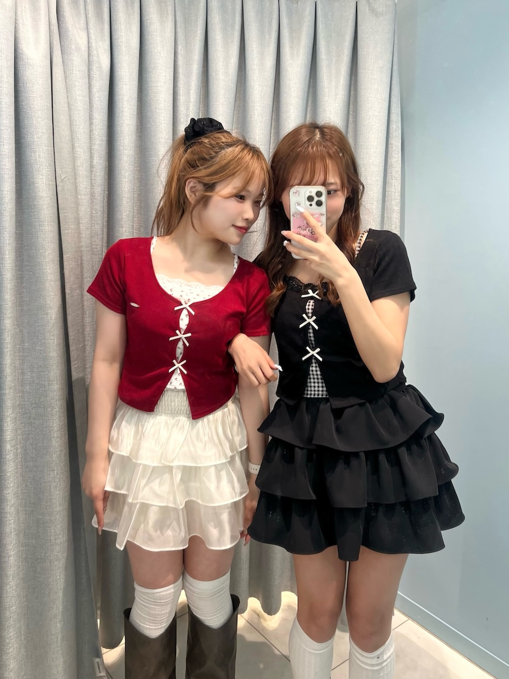 「チェック、リボン、韓国ファッション、休日スタイル、シアートップス、ミニスカート、モノトーン、プチプラ、オリーブ デ オリーブ(OLIVE des OLIVE)、双子コーデ、ディズニーコーデ、骨格ストレート、低身長、お出かけコーデ、デートコーデ」｜「OLIVE des OLIVEの映えリボンTee（Tシャツ/カットソー、ブラック系）」を使った、Mitsukiさん（骨格ストレート・レディース・153cm）の春コーディネートの2枚目の写真