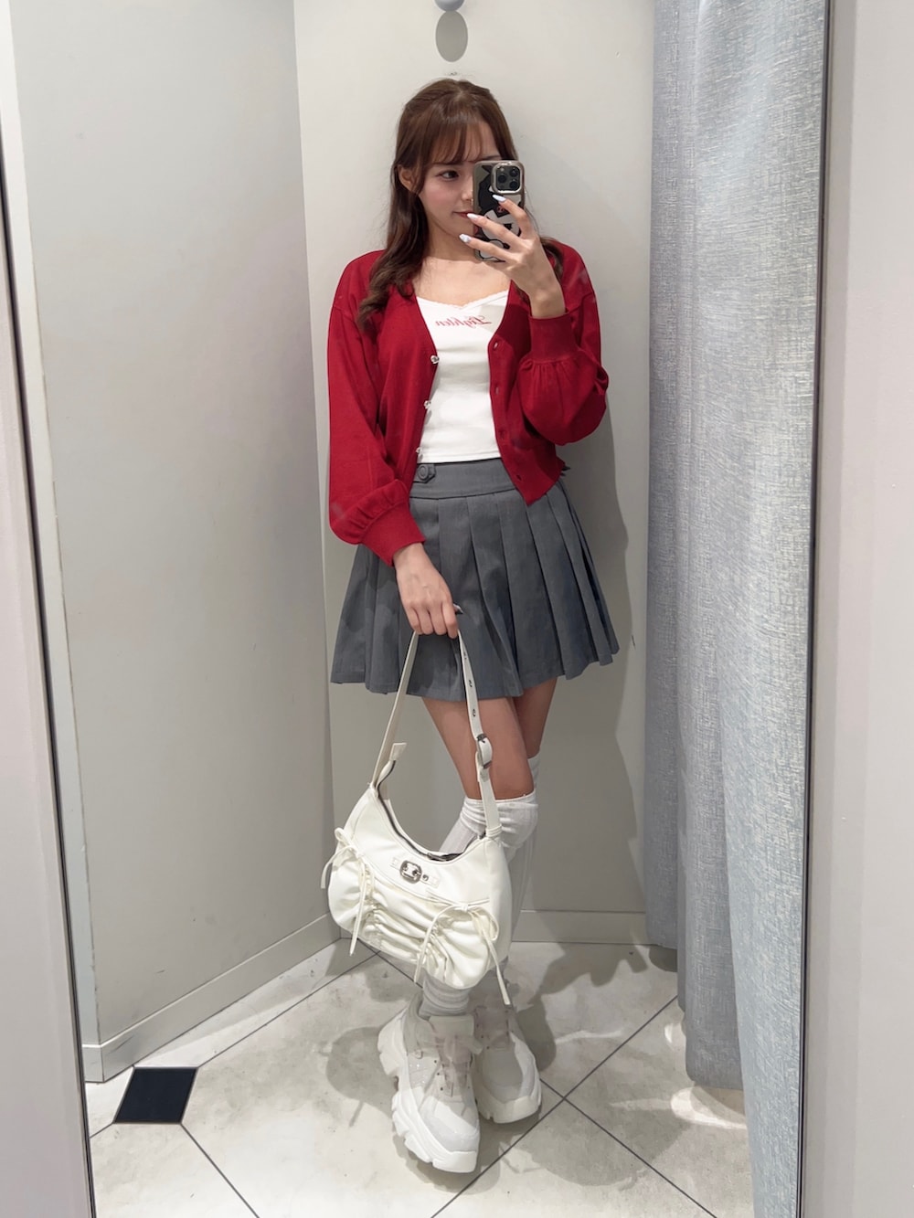「春色、春めき満開コーデ、カーディガン、春コーデ、スポーツミックス、淡色コーデ、韓国ファッション、プチプラ、赤、キャミソール、低身長、オリーブ デ オリーブ(OLIVE des OLIVE)、骨格ストレート、シアートップス、春服コーデ」|「OLIVE des OLIVEのハートボタンカーディガン(カーディガン/ボレロ、レッド系)」を使った、Mitsukiさん(骨格ストレート・レディース・153cm)の春コーディネートの3枚目の写真