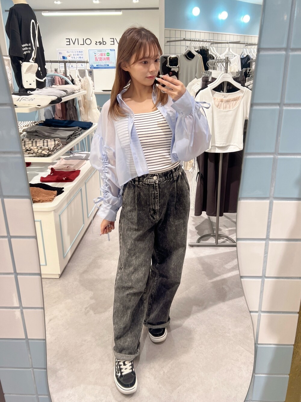 ブラック系のキャミソール、ブルー系のシャツ/ブラウス、ブラック系のデニムパンツを着用したレディースの夏コーディネートの2枚目の写真