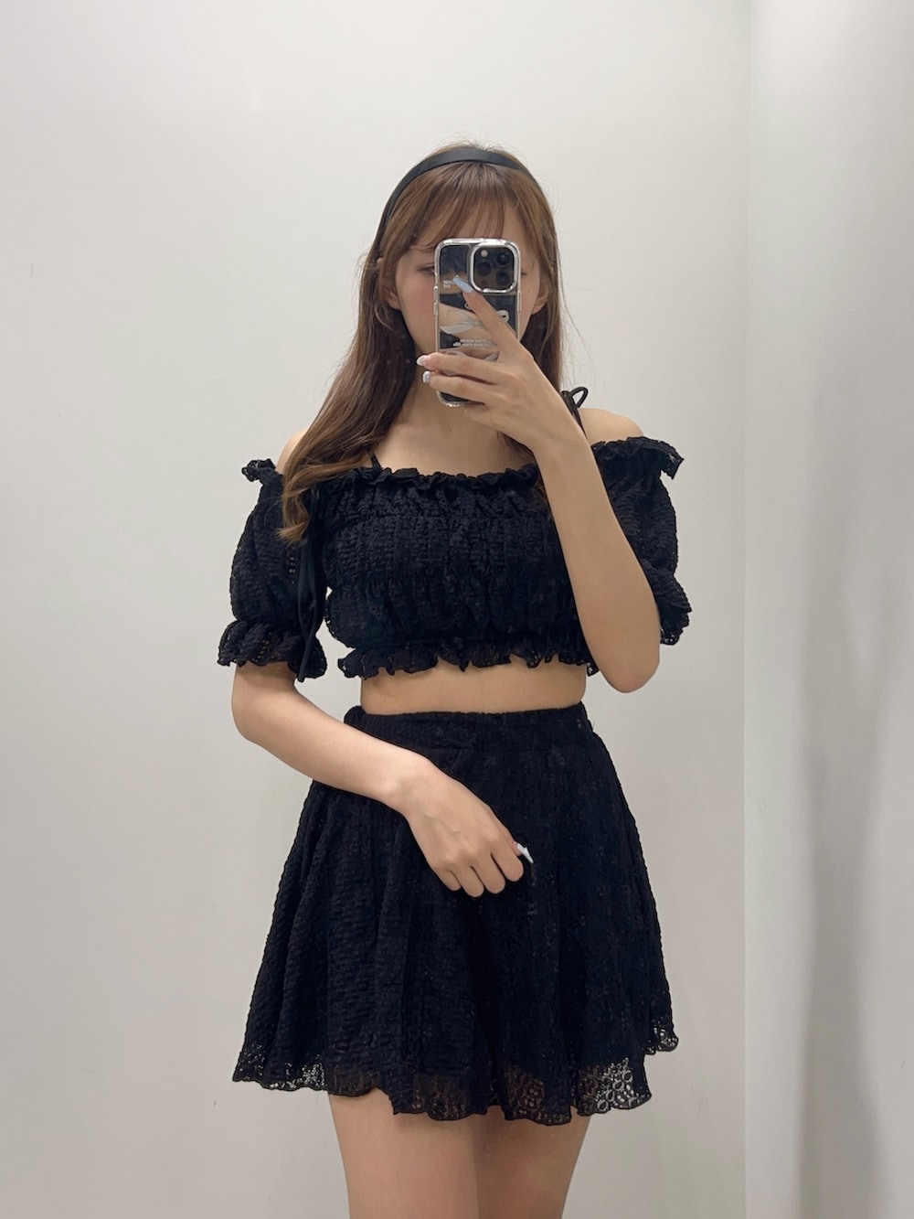 ホワイト系のサンダル、ブラック系の水着を着用したレディースの夏コーディネートの3枚目の写真