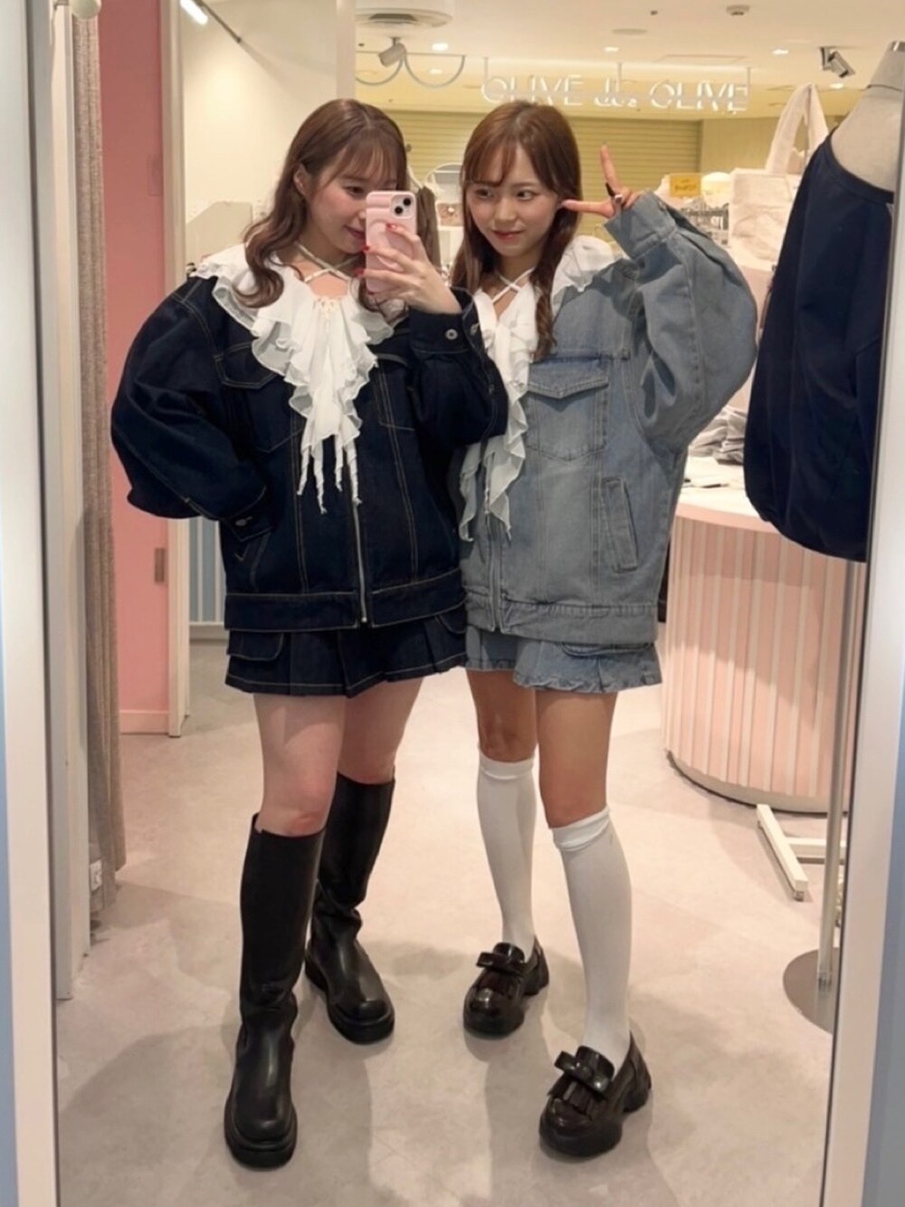 ブルー系のデニムジャケット、ブルー系のデニムジャケット、ブルー系のスカートを着用したレディースの冬コーディネートの4枚目の写真