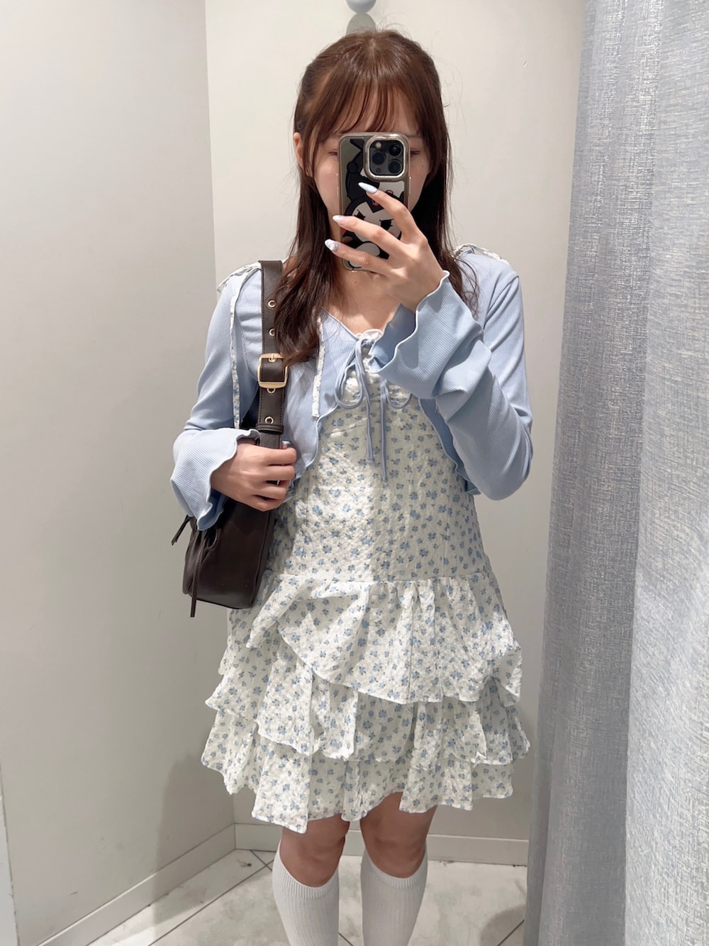 「春コーデ、シアートップス、春服、ワンピース、ミニワンピ、お出かけコーデ、きれいめコーデ、春カラー、パステルカラー、オリーブ デ オリーブ(OLIVE des OLIVE)、骨格ストレート、ブルー、花柄、休日スタイル、韓国ファッション」｜「OLIVE des OLIVEのフリルキャミワンピースとボレロのセット（ワンピース、ブルー系）」を使った、Mitsukiさん（骨格ストレート・レディース・153cm）の春コーディネートの2枚目の写真
