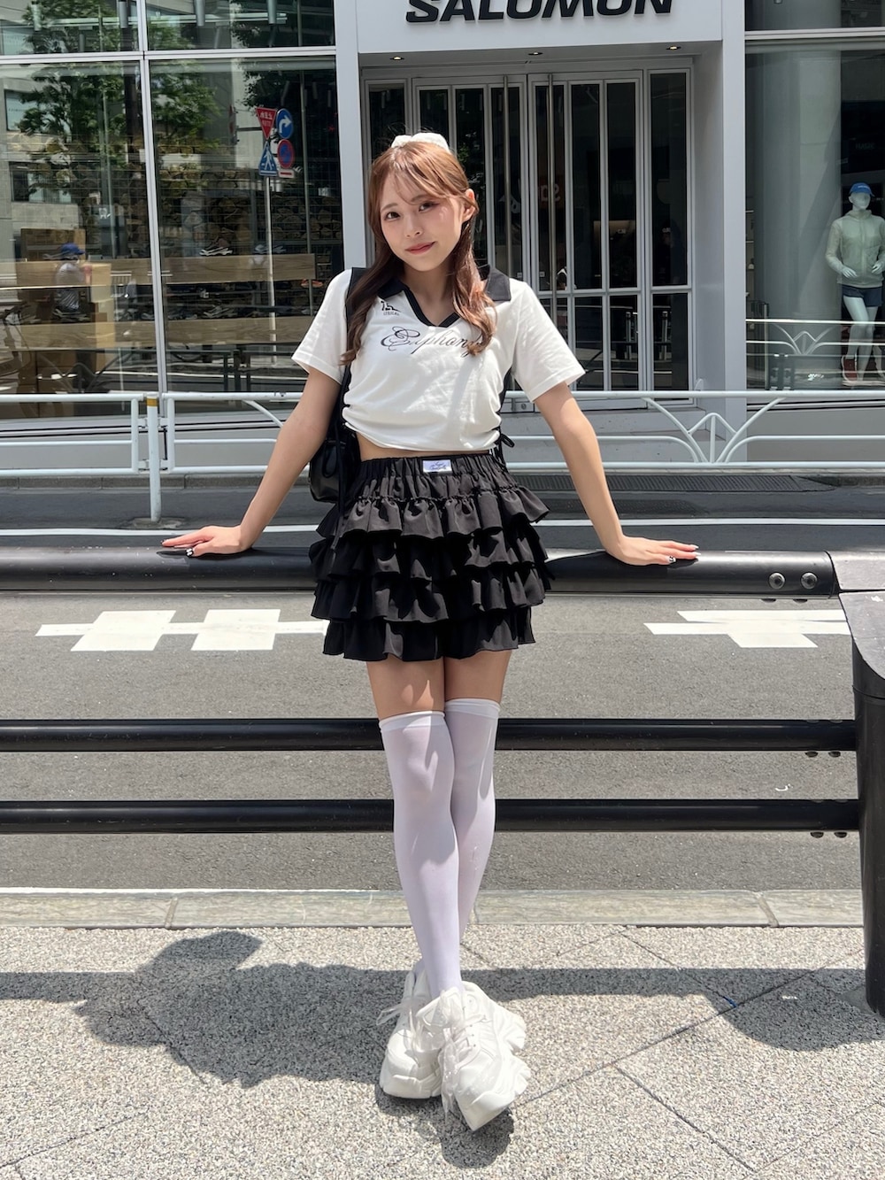 「柄シャツ、白Tシャツ、低身長、骨格ストレート、オリーブ デ オリーブ(OLIVE des OLIVE)、プチプラ、韓国ファッション、ショルダーバッグ、ミニスカート、スニーカー、休日スタイル、お出かけコーデ、低身長コーデ、スポーツミックス、モノトーン」｜「OLIVE des OLIVEの【細見え/着回し万能◎】ラインドロストTシャツ（Tシャツ/カットソー、ホワイト系）」を使った、Mitsukiさん（骨格ストレート・レディース・153cm）の春コーディネートの3枚目の写真