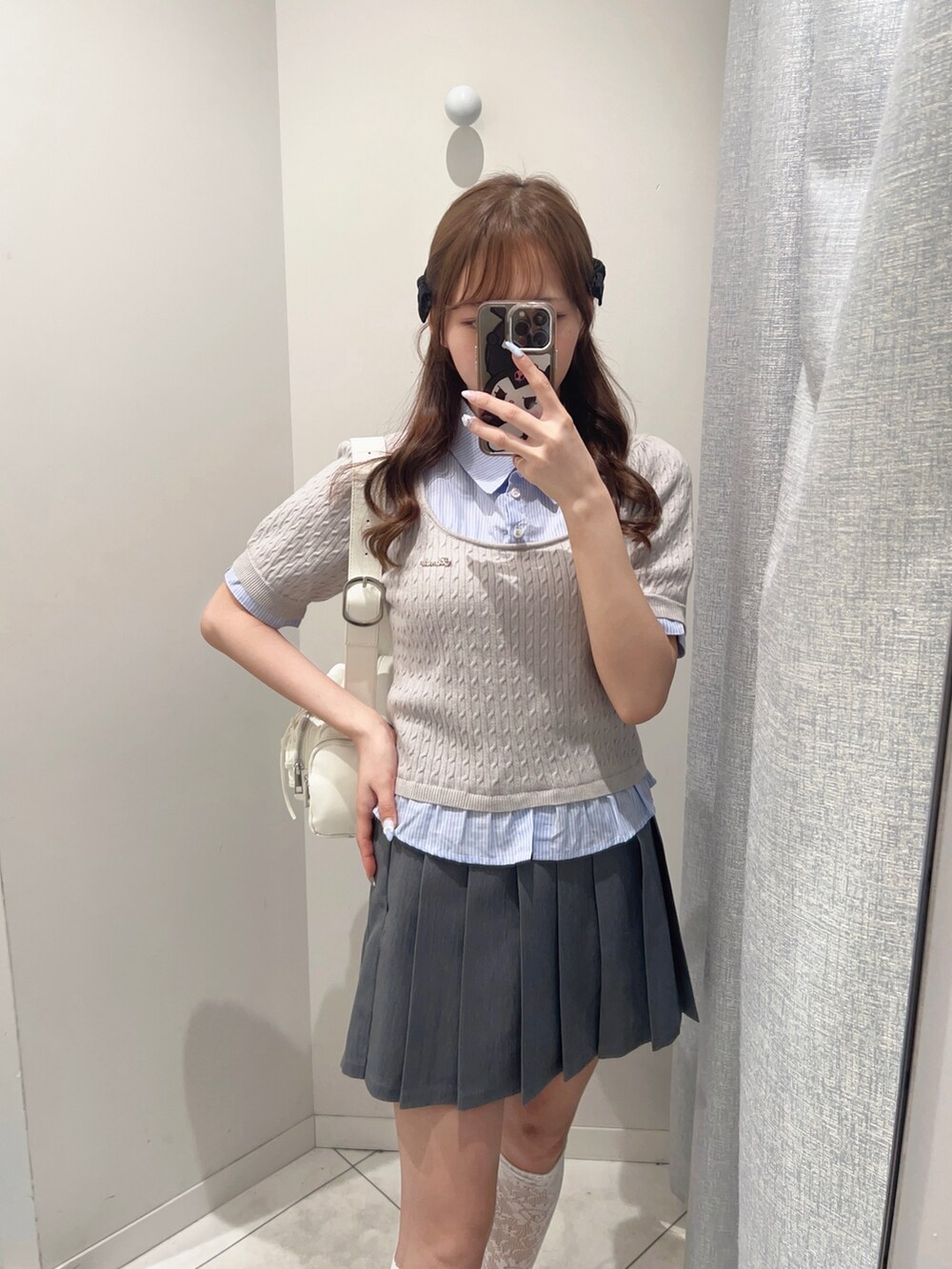 「春色、春めき満開コーデ、スポーツミックス、淡色コーデ、韓国ファッション、レイヤードスタイル、低身長、プチプラ、骨格ストレート、オリーブ デ オリーブ(OLIVE des OLIVE)、休日スタイル、デートコーデ、お出かけコーデ、ミニスカート、ストライプシャツ」｜「OLIVE des OLIVEのシャツレーヤードニット（シャツ/ブラウス、グレー系）」を使った、Mitsukiさん（骨格ストレート・レディース・153cm）の春コーディネートの2枚目の写真